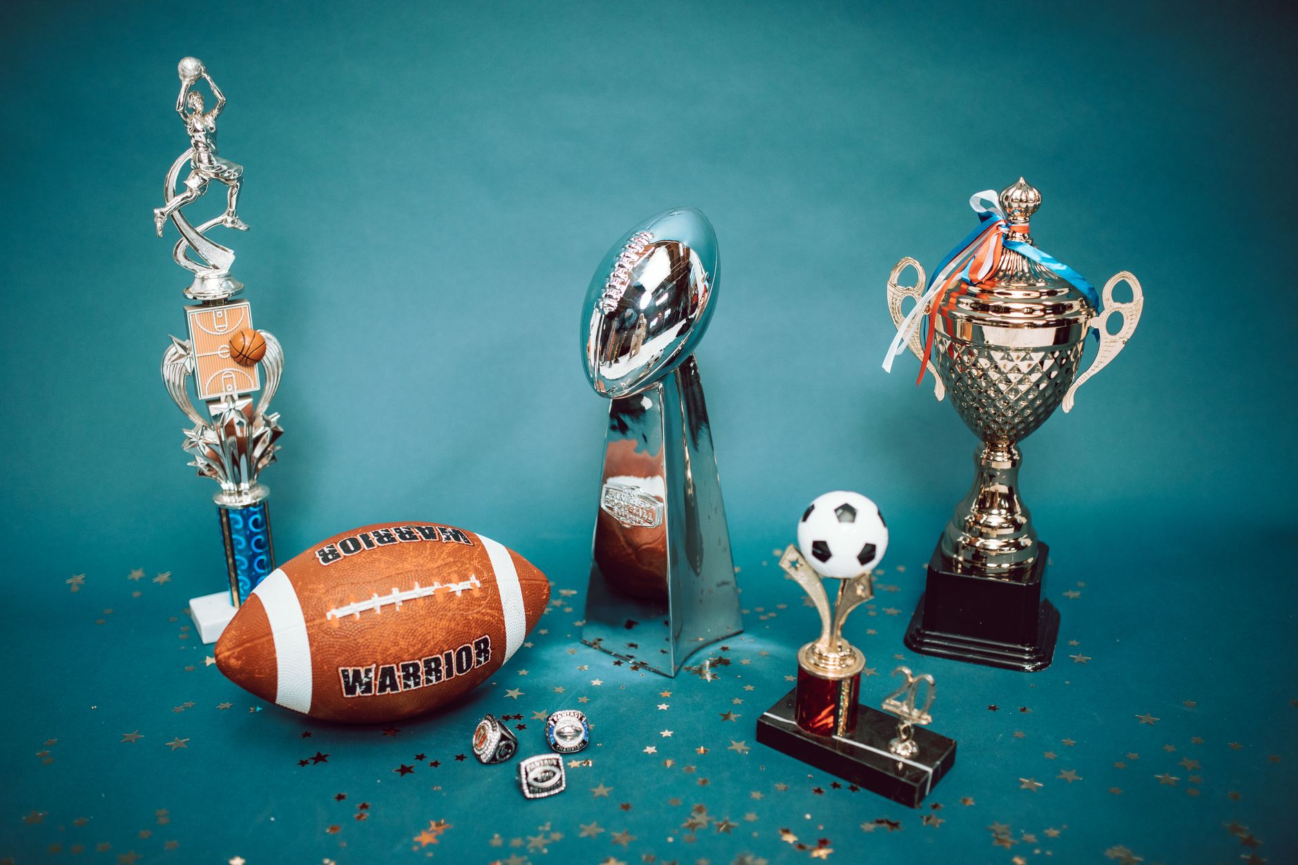 Pallone e trofeo di calcio