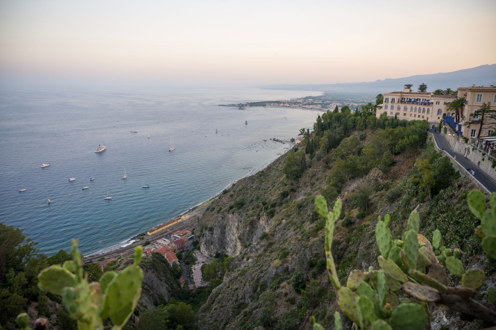 Antico teatro greco-romano sul mare