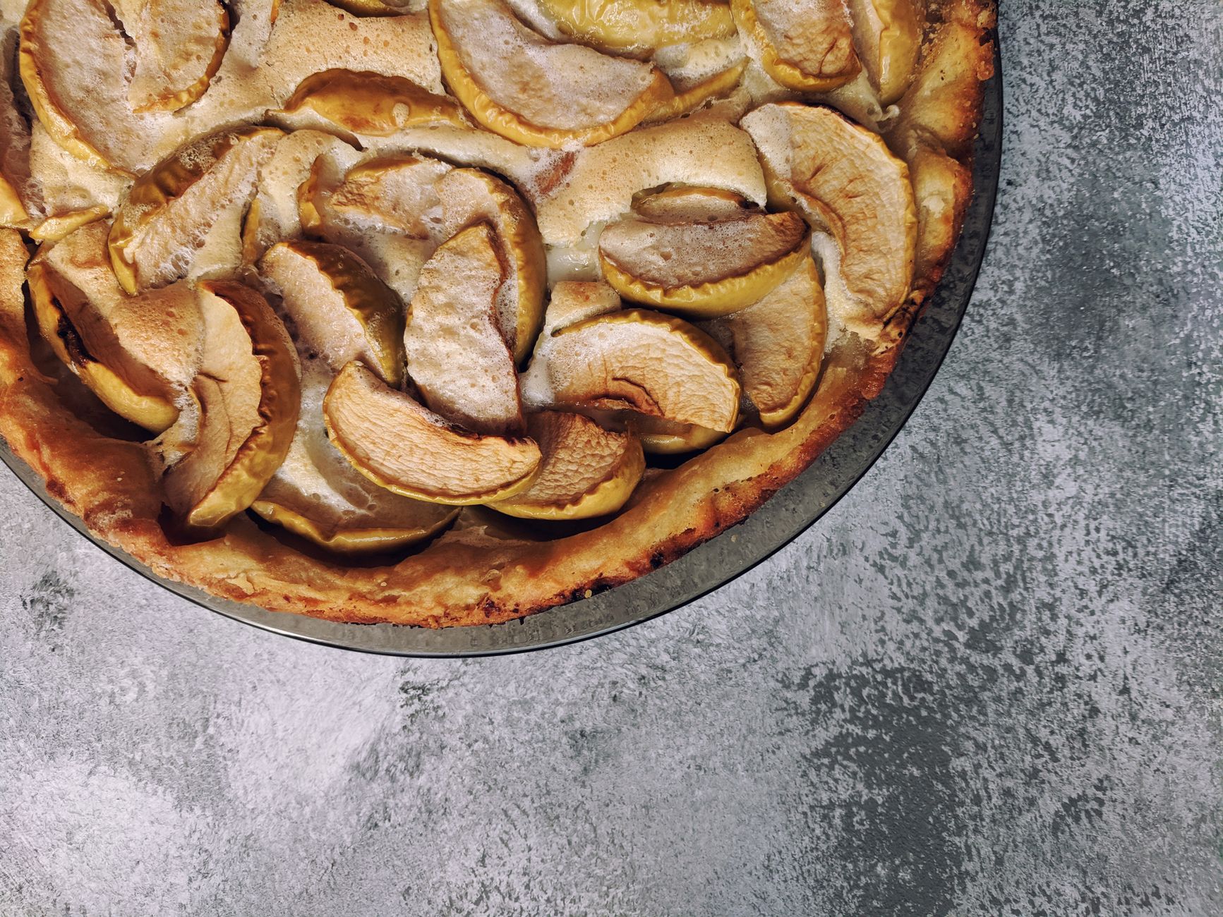 Fetta di tarte Tatin servita nel piatto