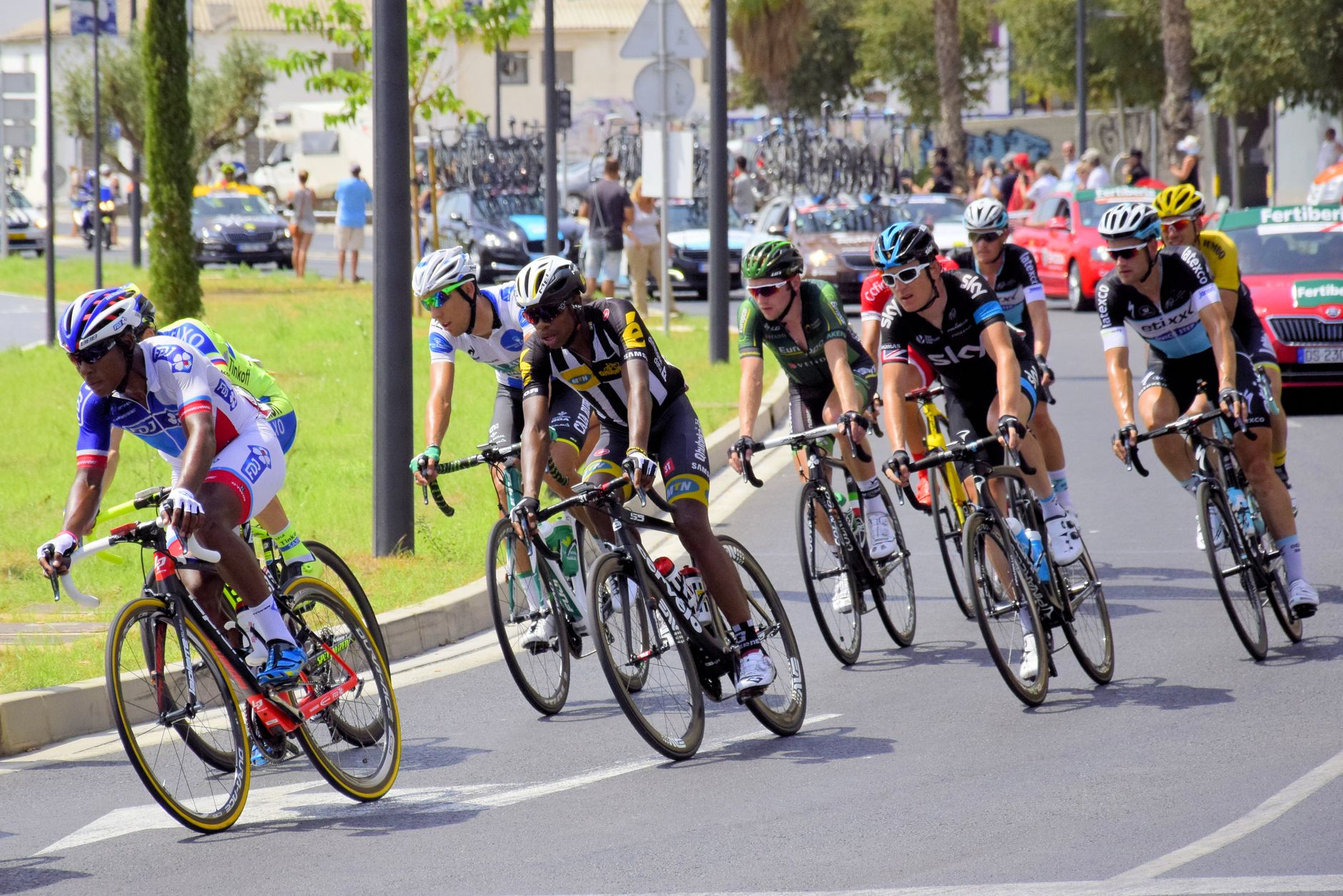 Gruppo di ciclisti durante una corsa su strada