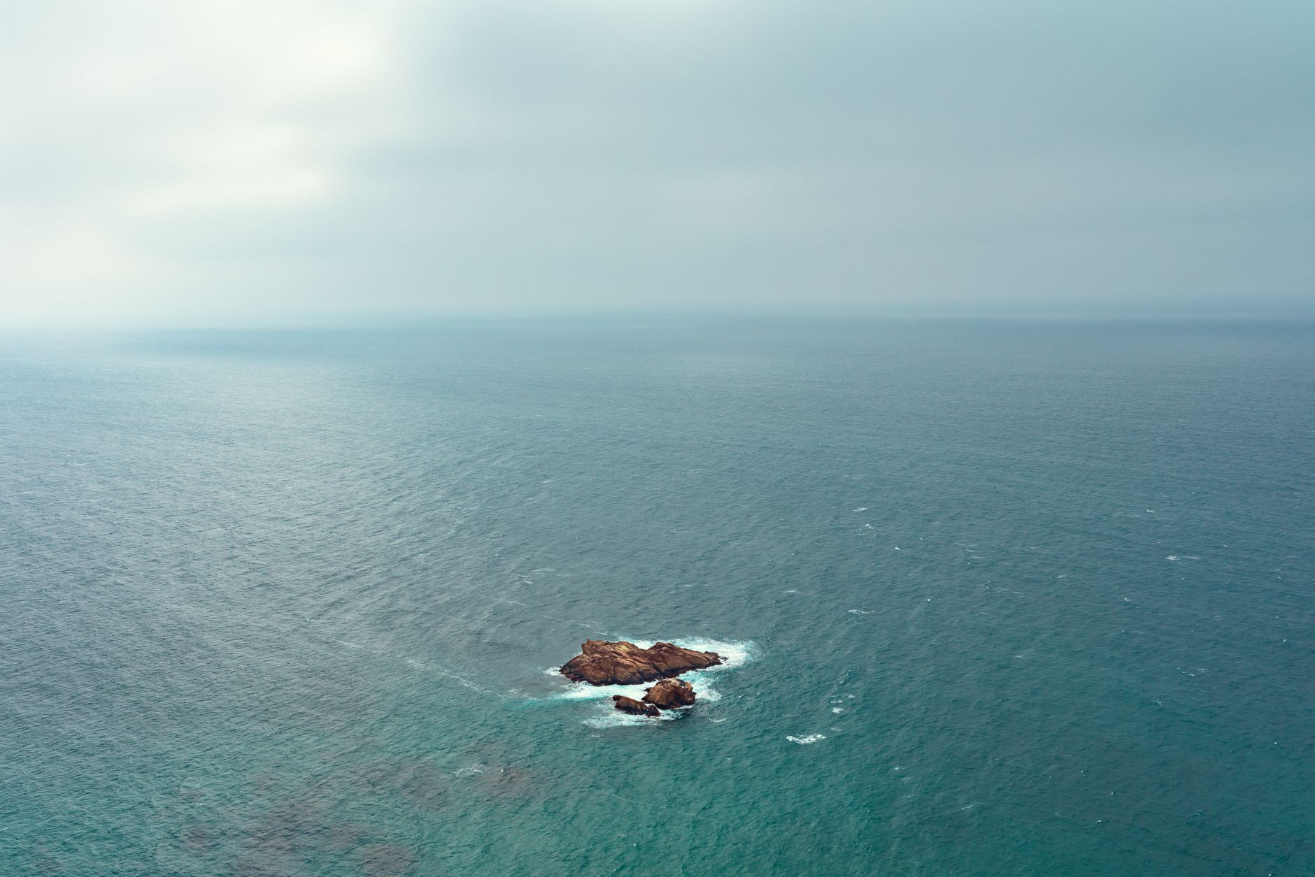 Onde dell'oceano viste dall'alto in mare aperto