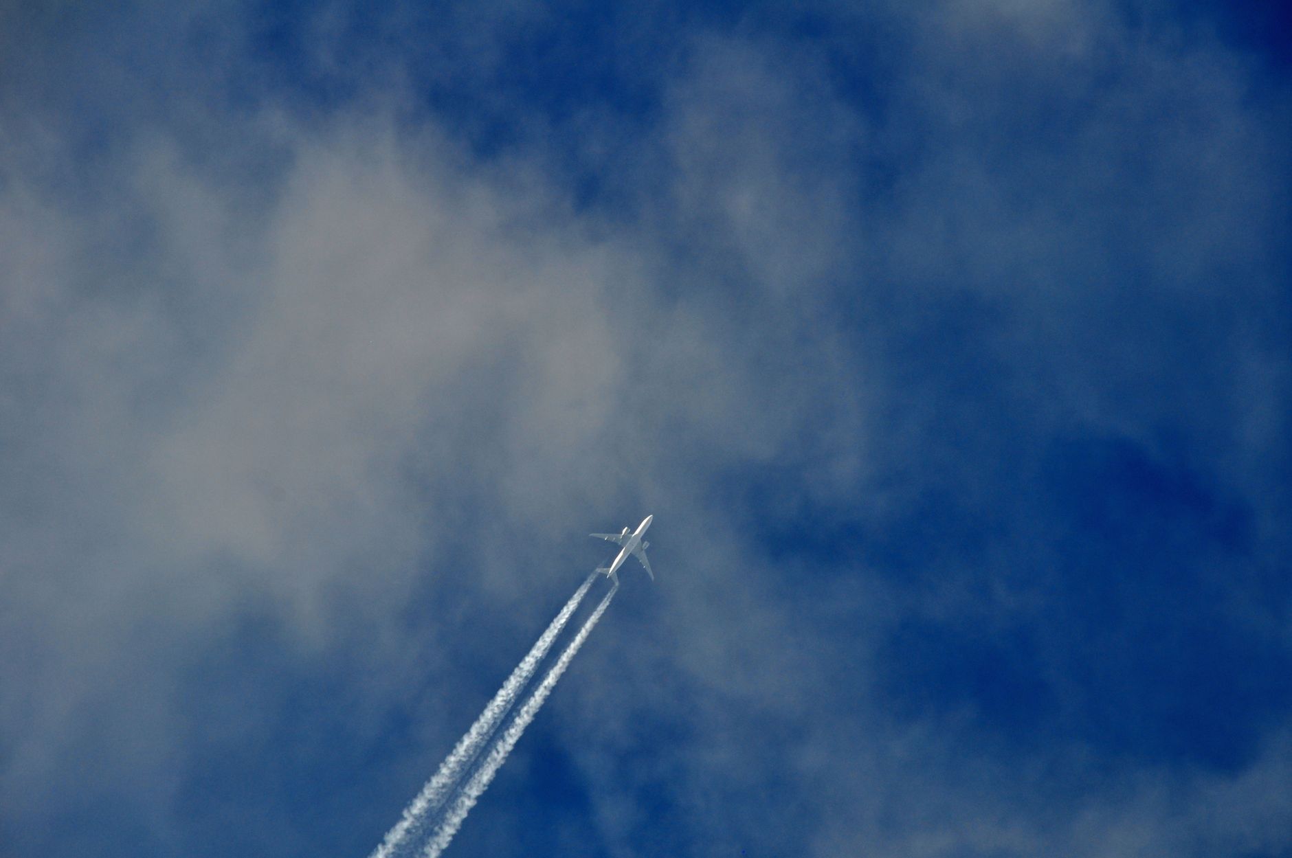 Aereo di linea supersonico in volo