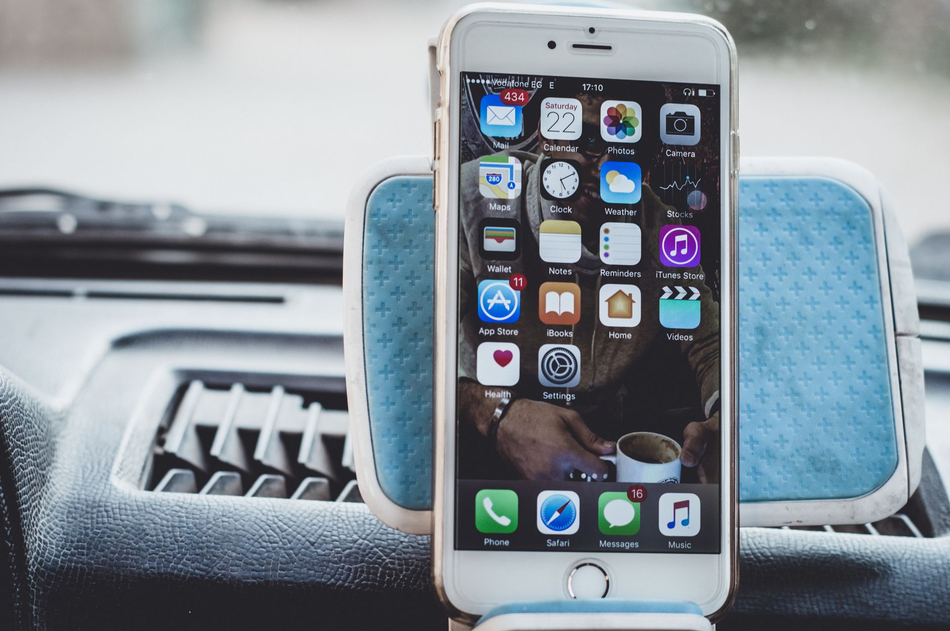 Schermata di uno smartphone con numerose applicazioni colorate