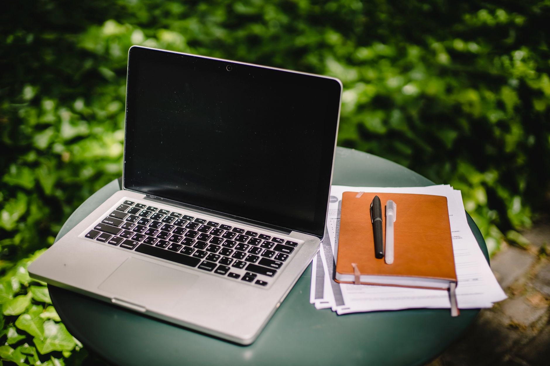 Spazio di lavoro con computer e appunti