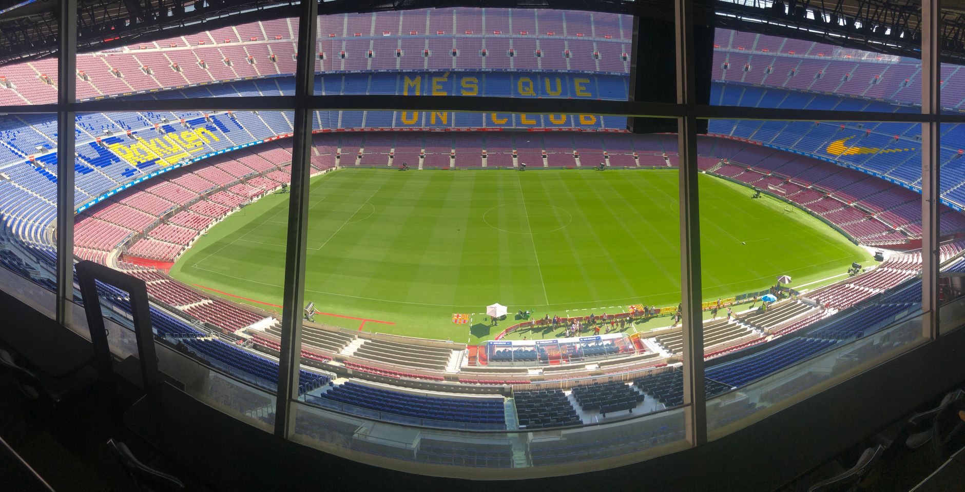 Stadio sportivo gremito di pubblico durante una cerimonia