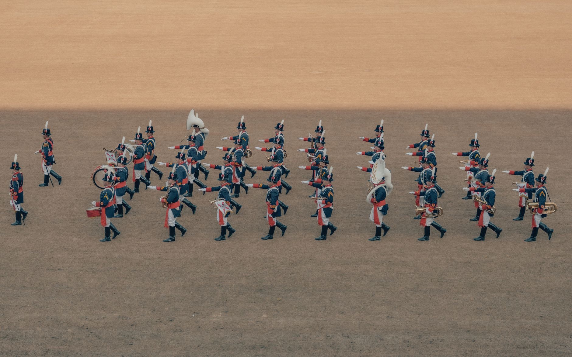 Uniformi e scarponi militari appoggiati