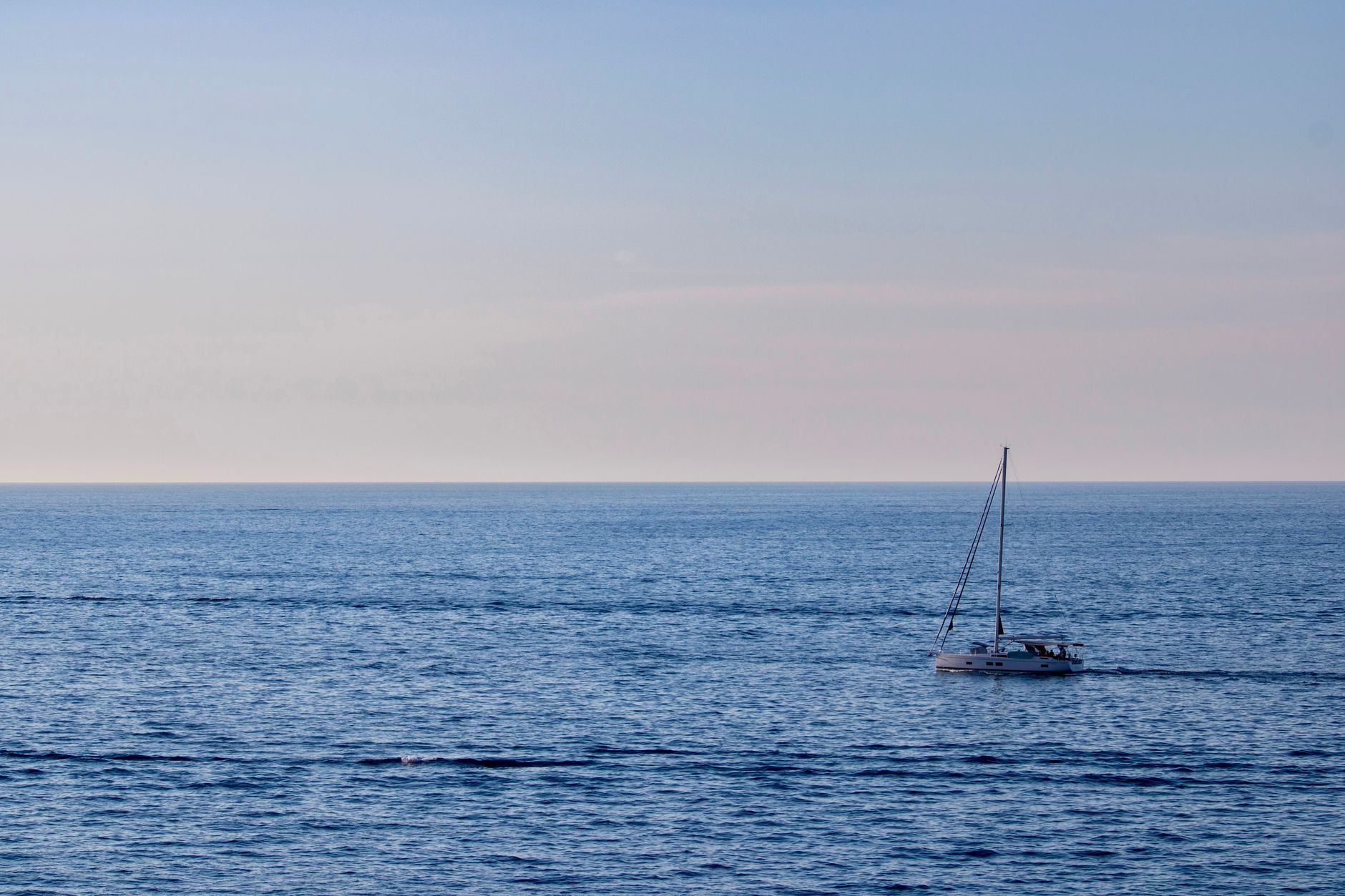 Veliero che scivola sul mare, immagine dell'abbrivio