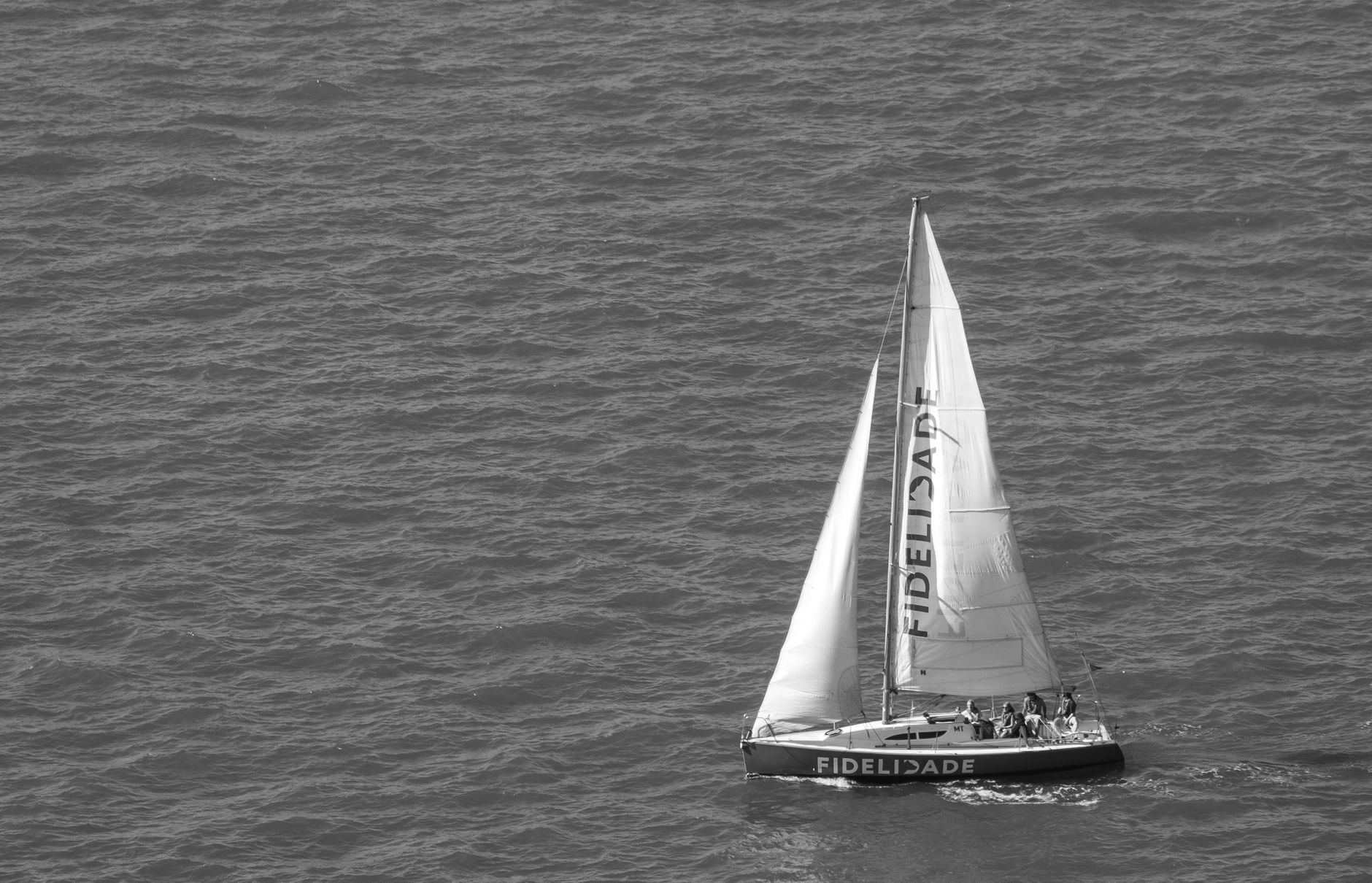 Barca a vela sul mare aperto