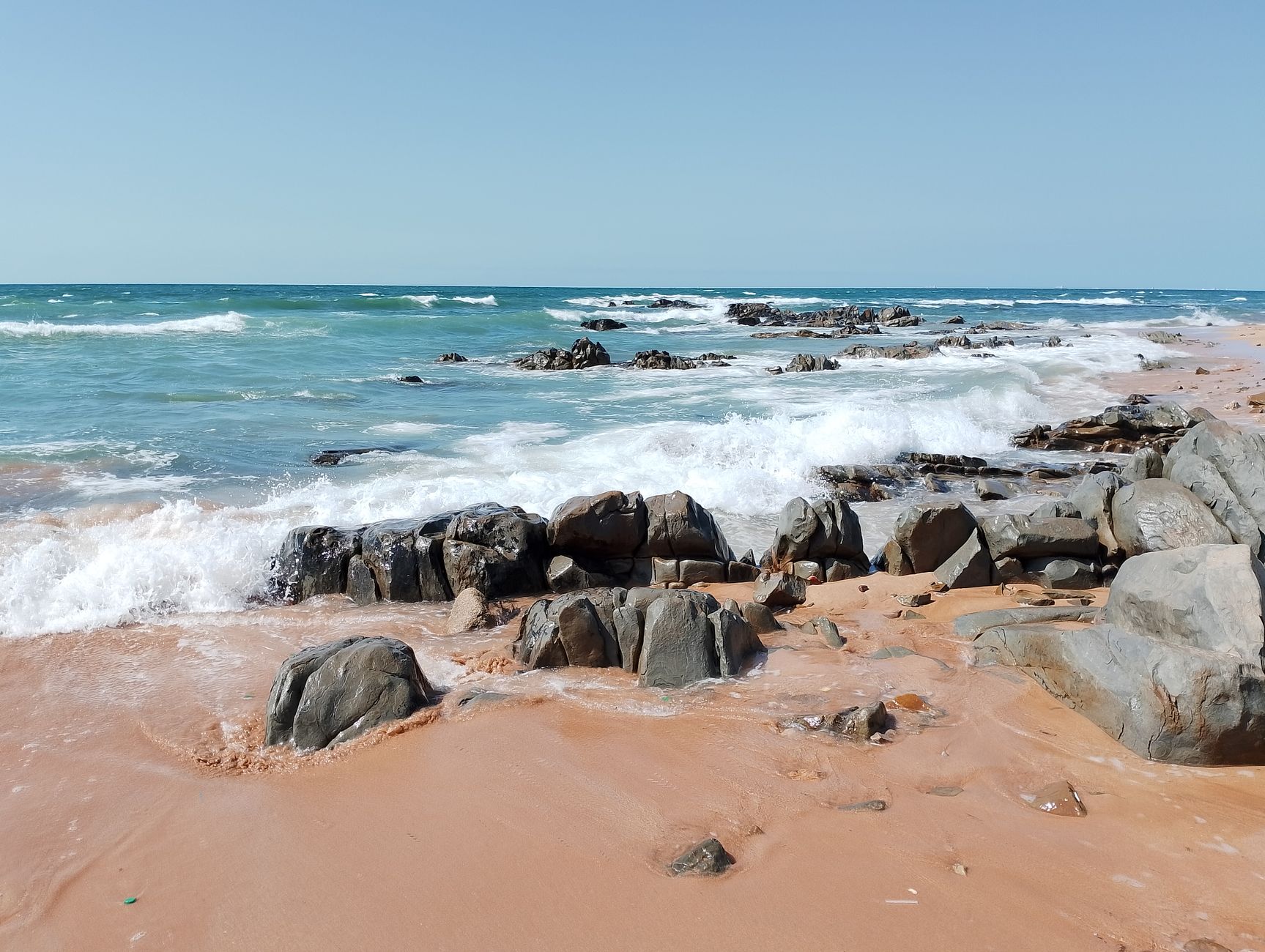 Spiaggia con acqua di mare limpida e pulita in Europa