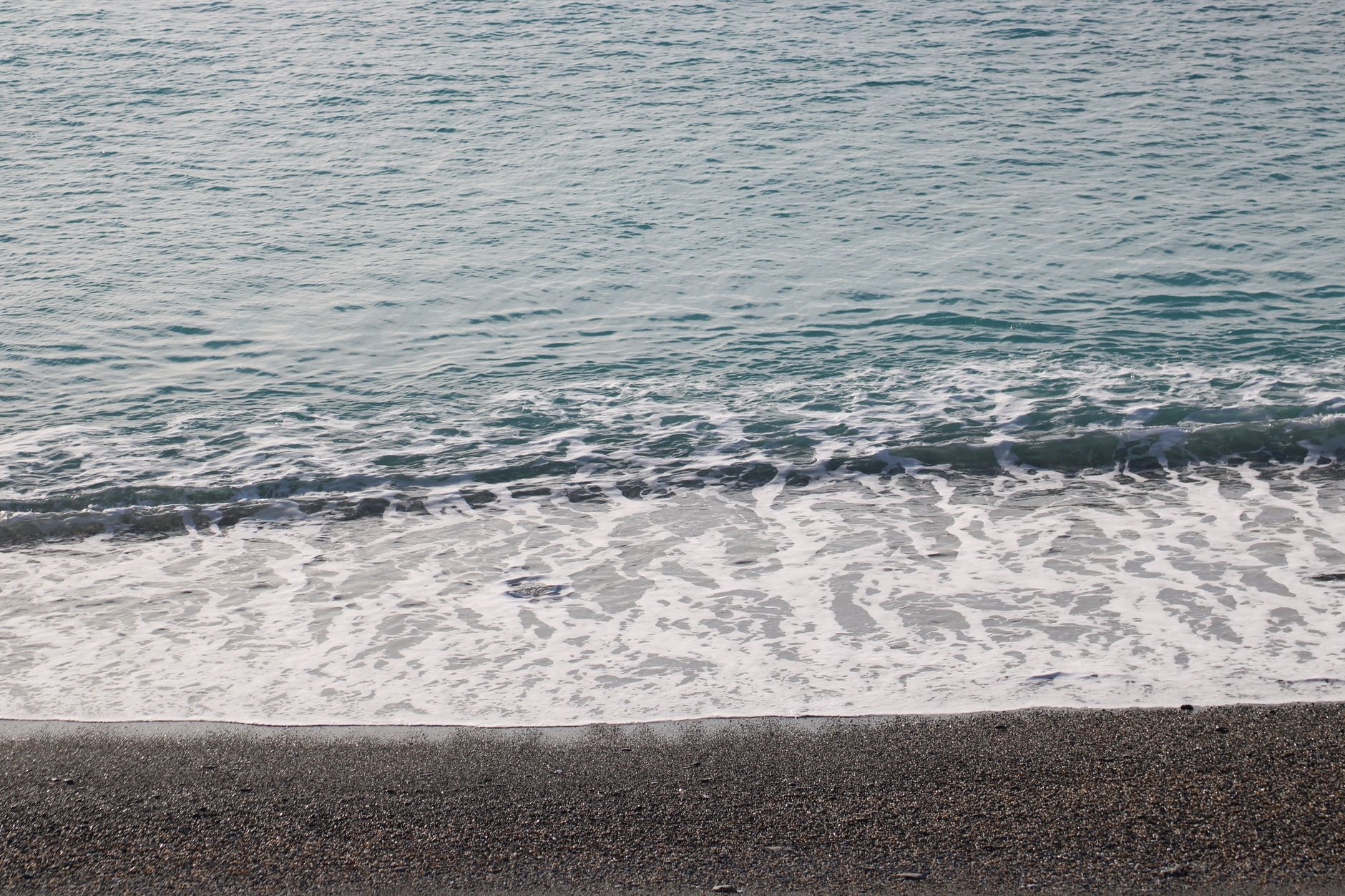 Mare cristallino lungo una costa europea
