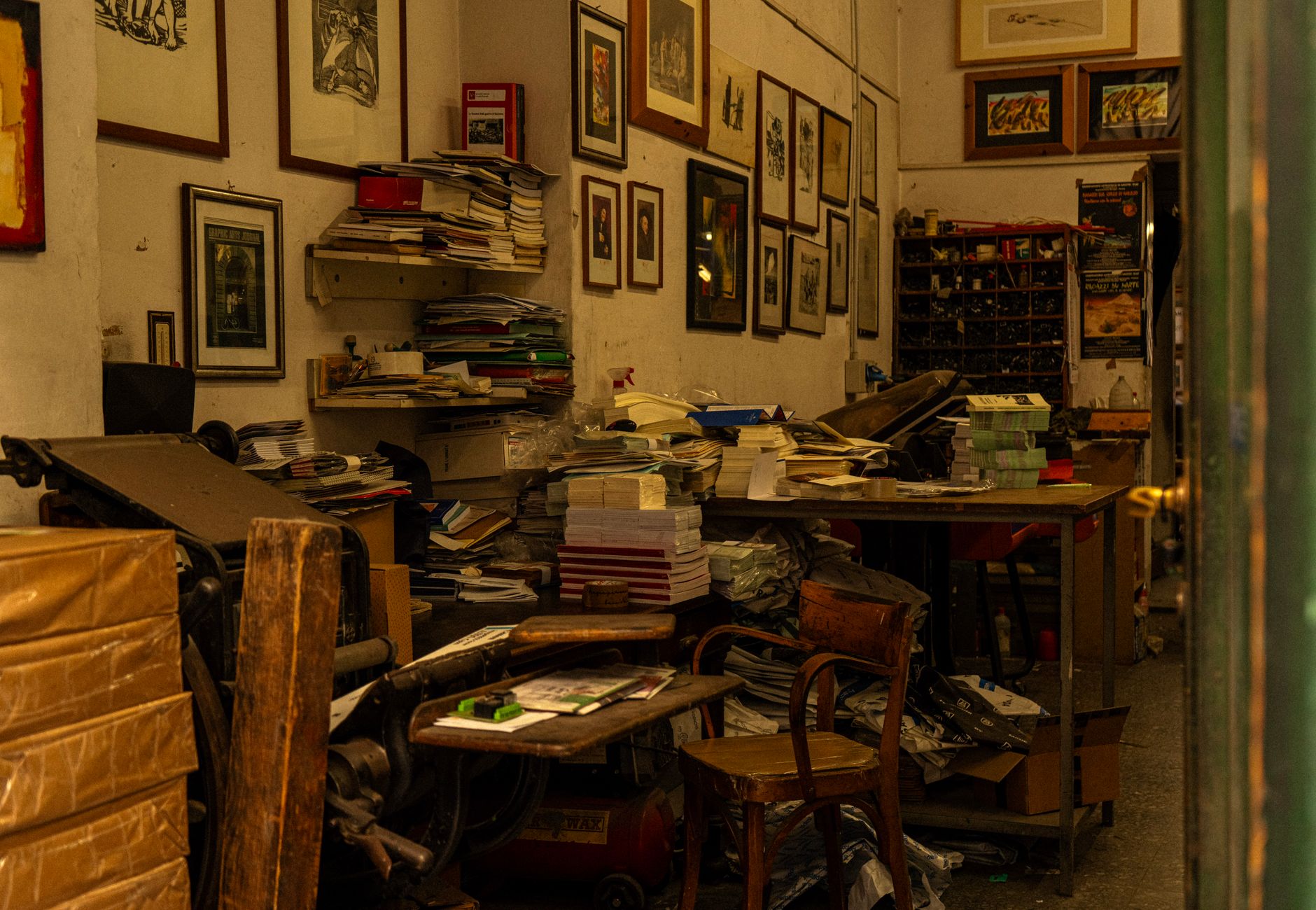 Scaffali di una biblioteca con volumi classici