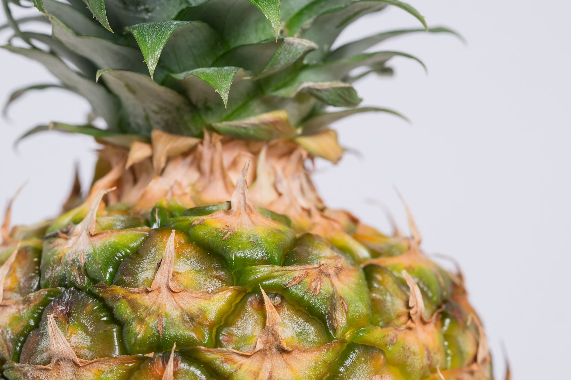 Ananas fresco tagliato a fette su un tavolo