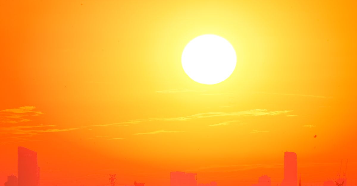 Città sotto il sole cocente in una giornata di caldo intenso