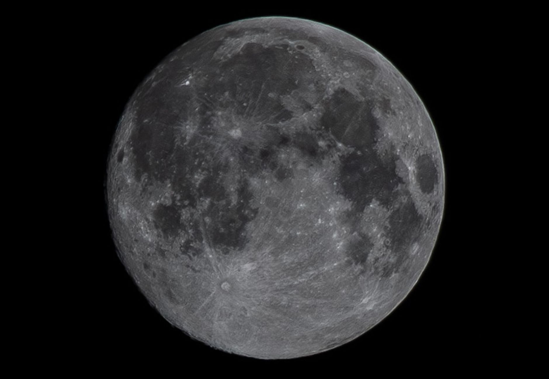 La Luna vista dallo spazio con la superficie craterizzata