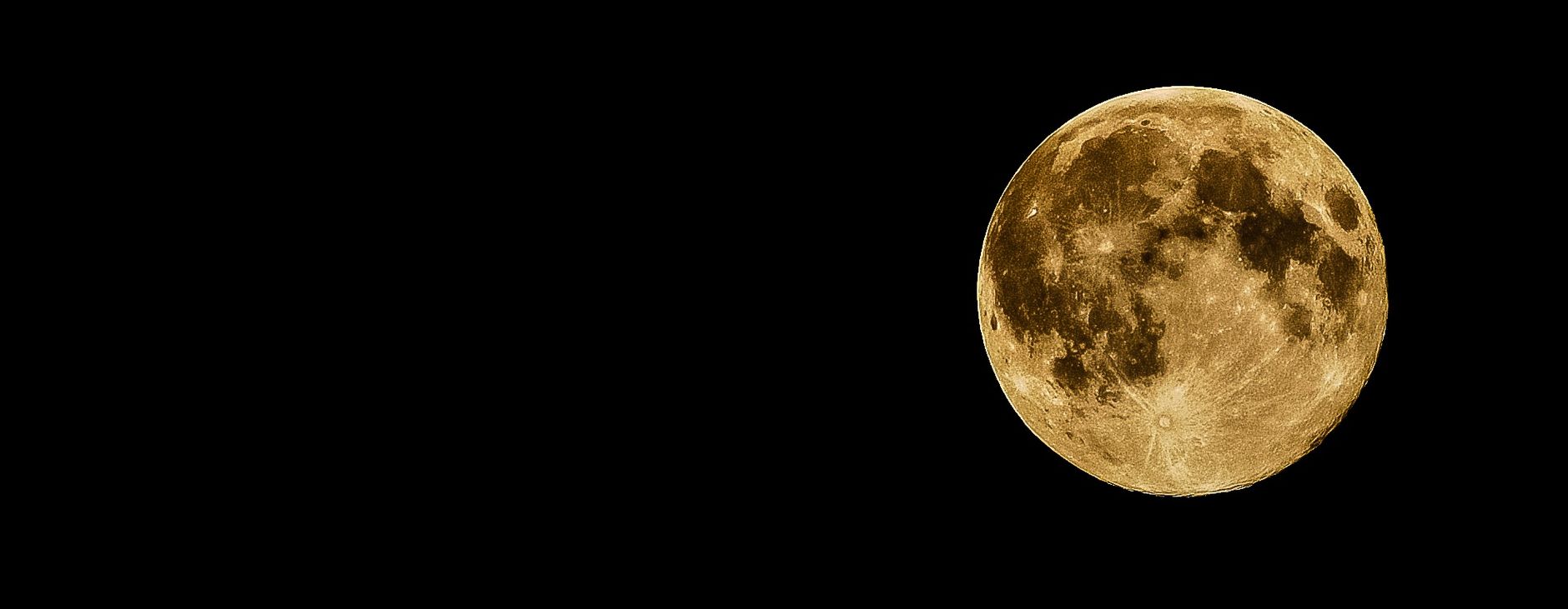 Paesaggio lunare grigio con crateri e cielo nero