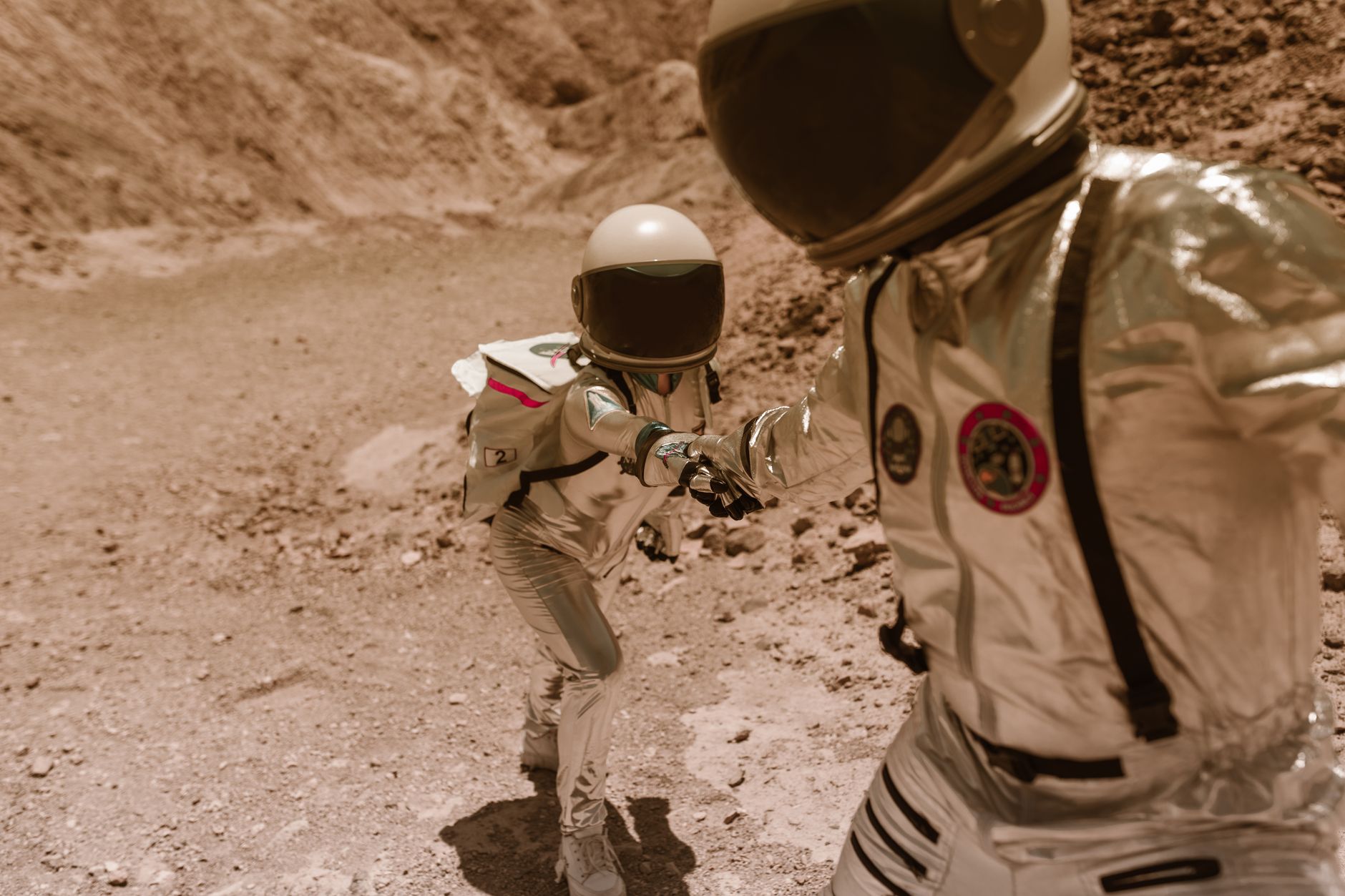 Astronauta accanto a un veicolo sulla superficie lunare