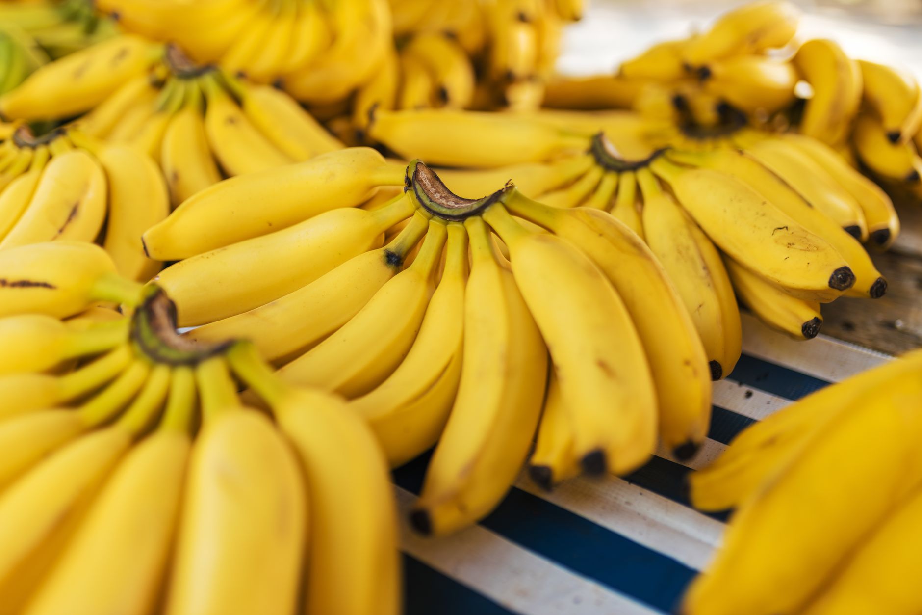 Frutti di banana maturi su un piano