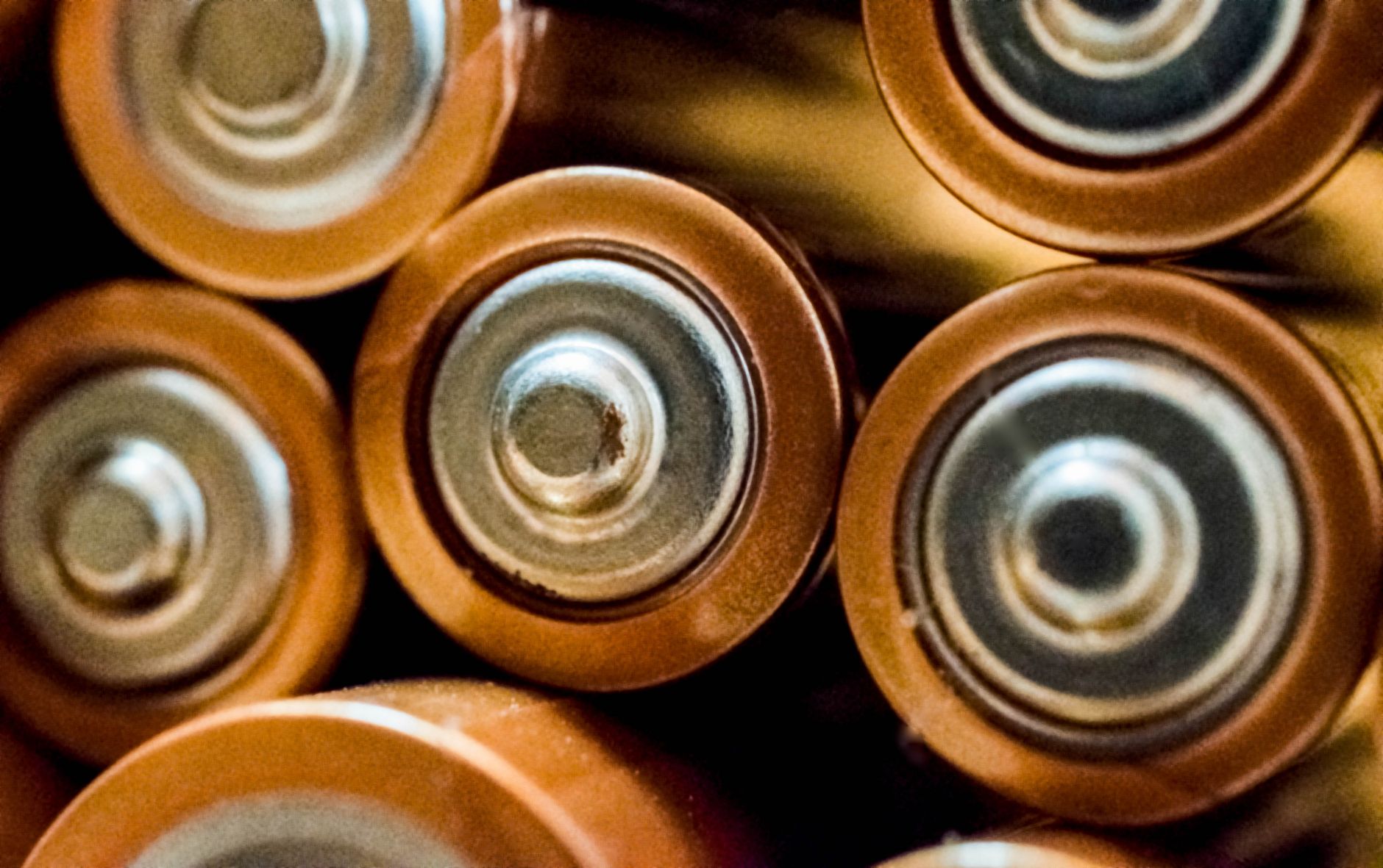 Auto elettrica in ricarica presso una colonnina