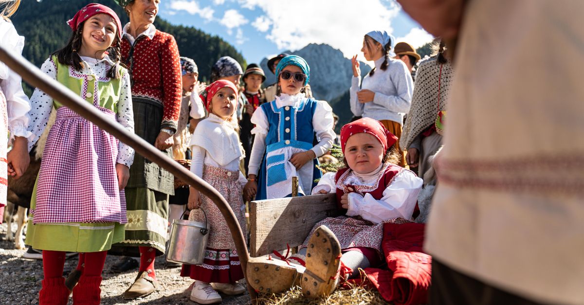 Antico libro illustrato per bambini aperto