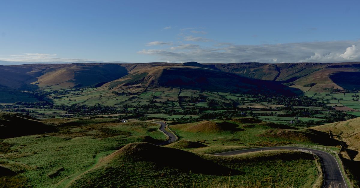 Paesaggio della campagna inglese con colline verdi