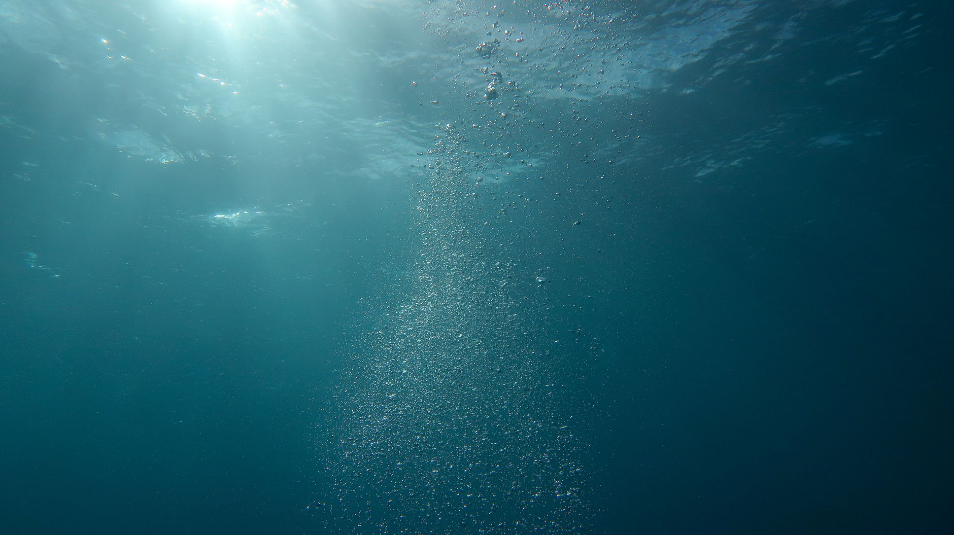 Bolle e correnti d'acqua in un ambiente sottomarino profondo