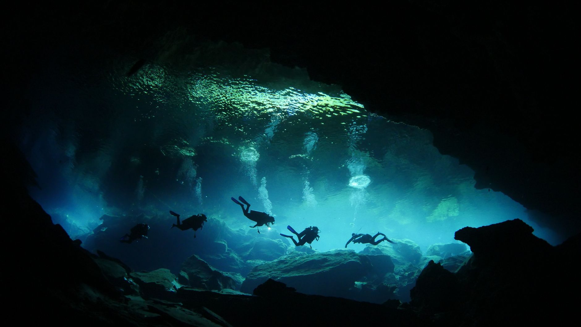 Superficie dell'oceano vista dall'alto con acqua profonda