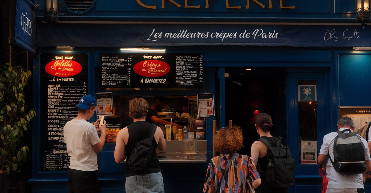 Antica strada di Parigi con edifici storici
