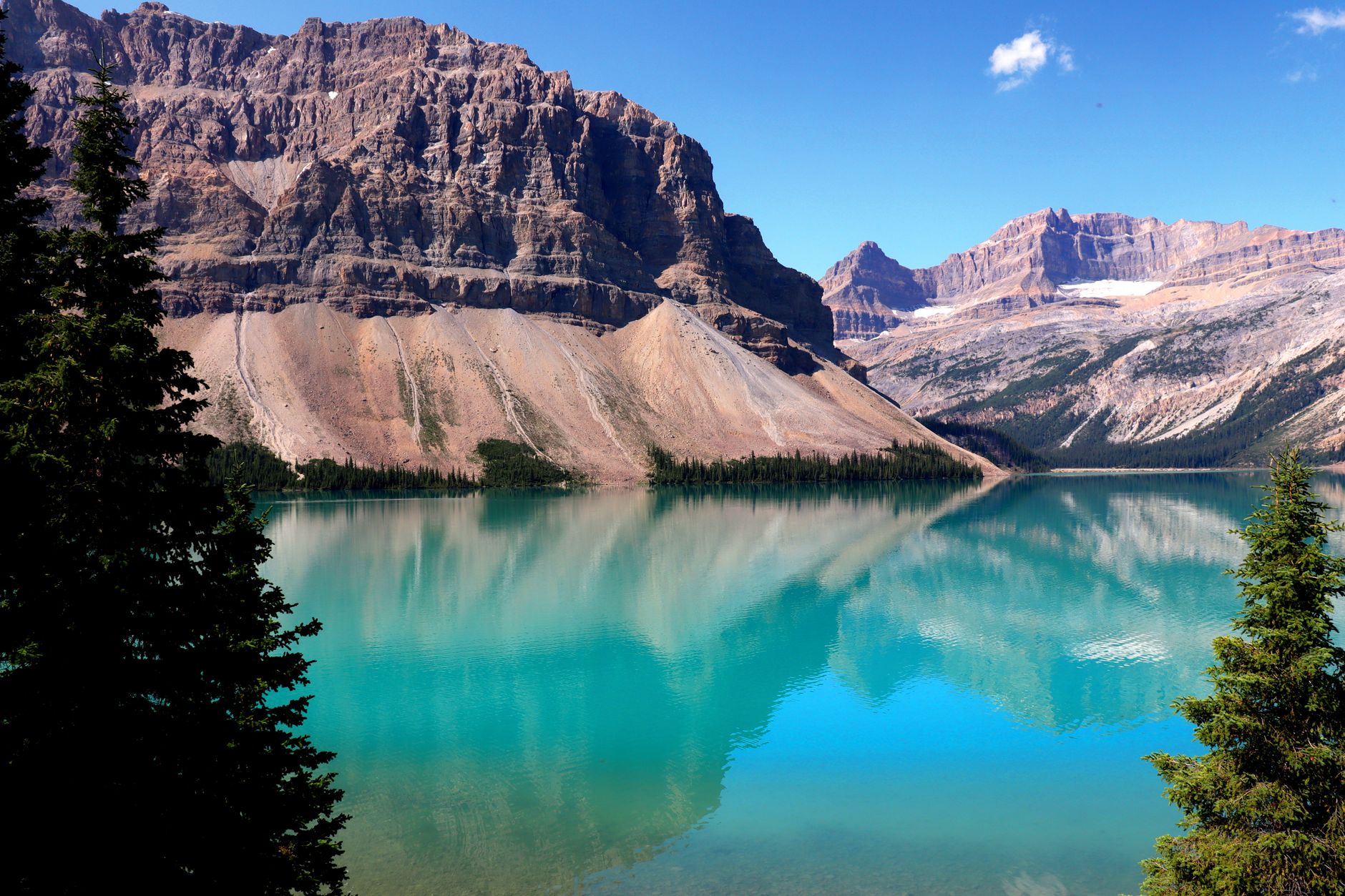 Lago circondato da montagne