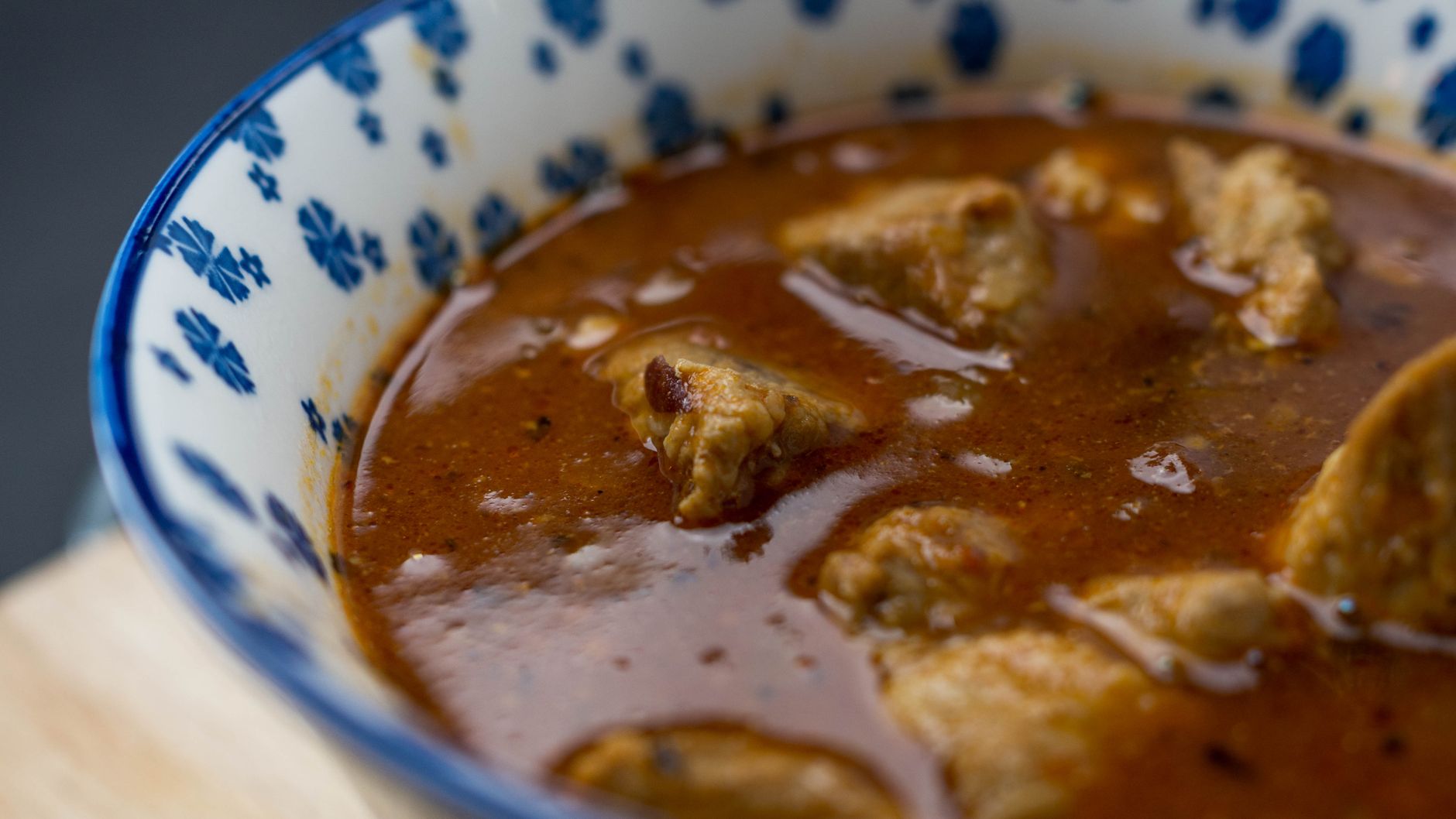 Stufato di carne di maiale cotto a lungo in casseruola