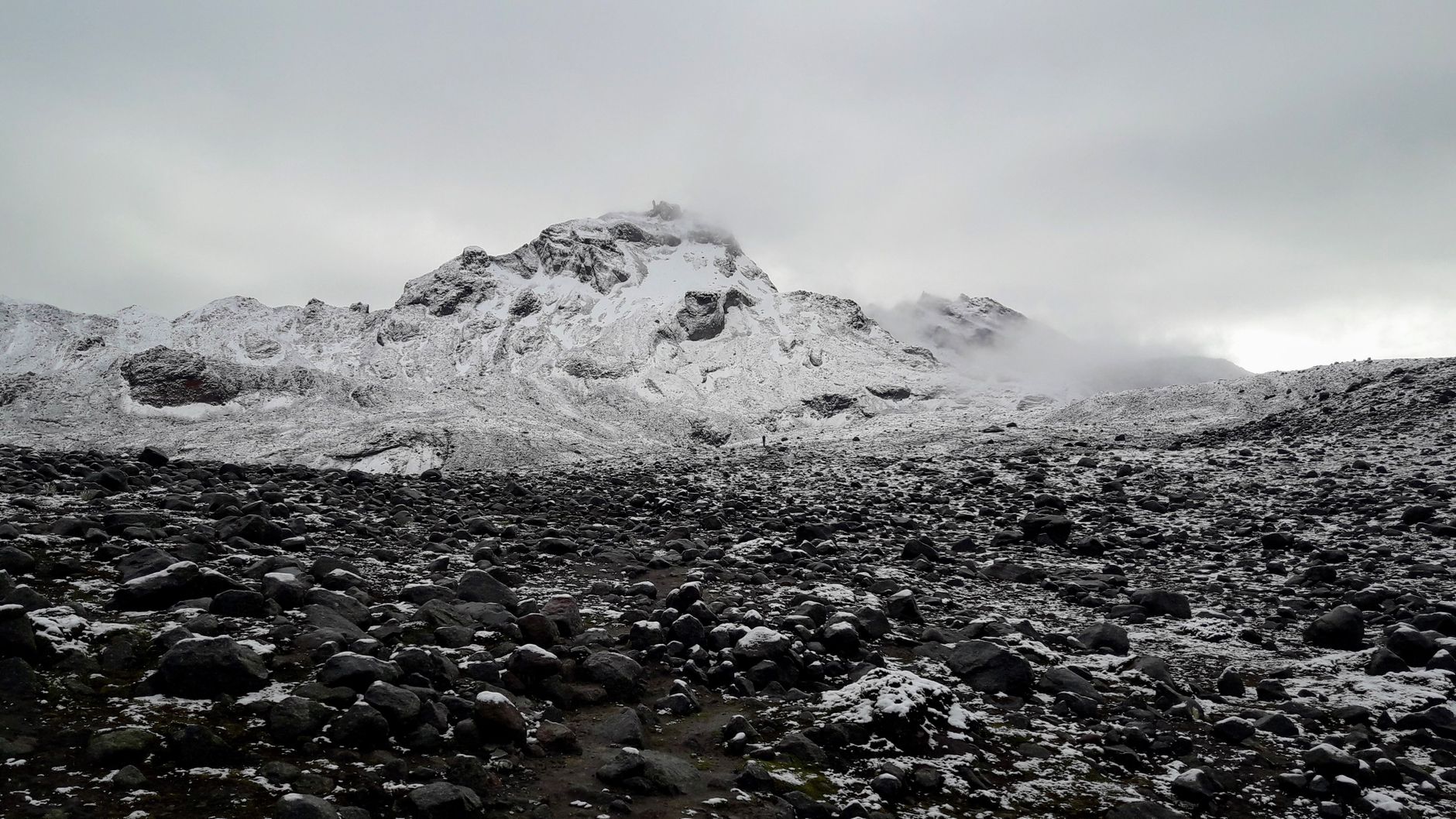 Vetta di alta montagna sopra le nuvole