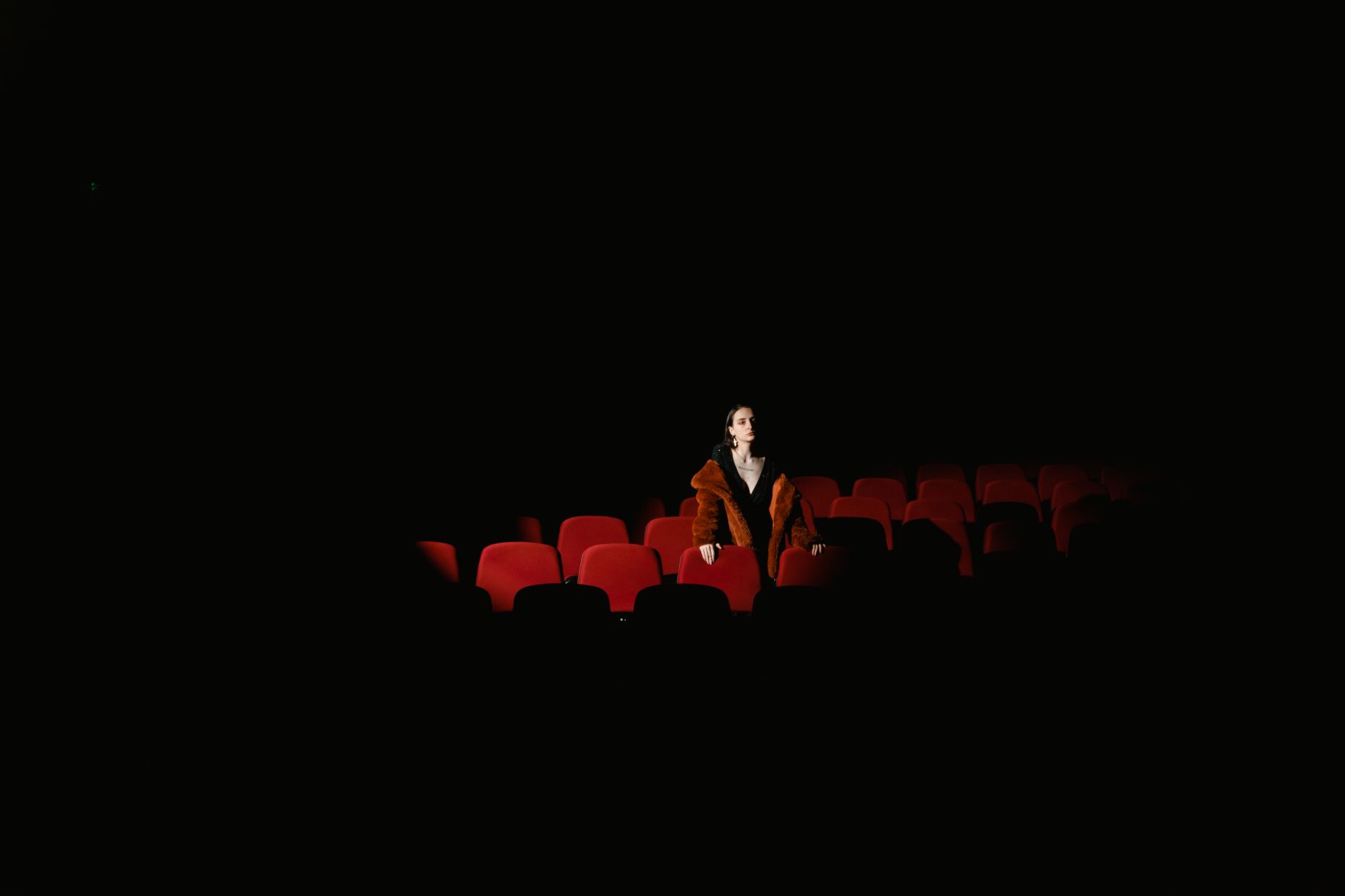 Proiettore cinematografico che proietta un fascio di luce