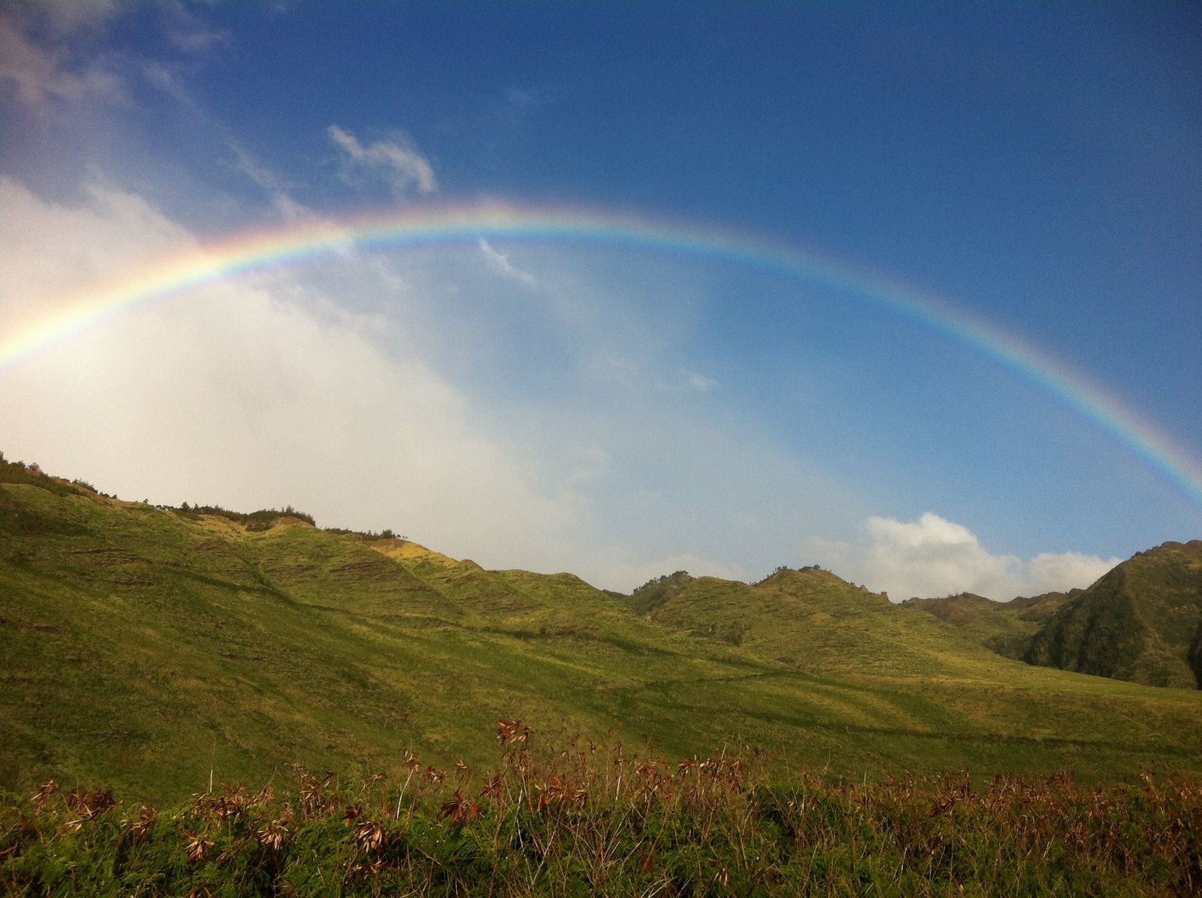 Arco di colori dell'arcobaleno nel cielo