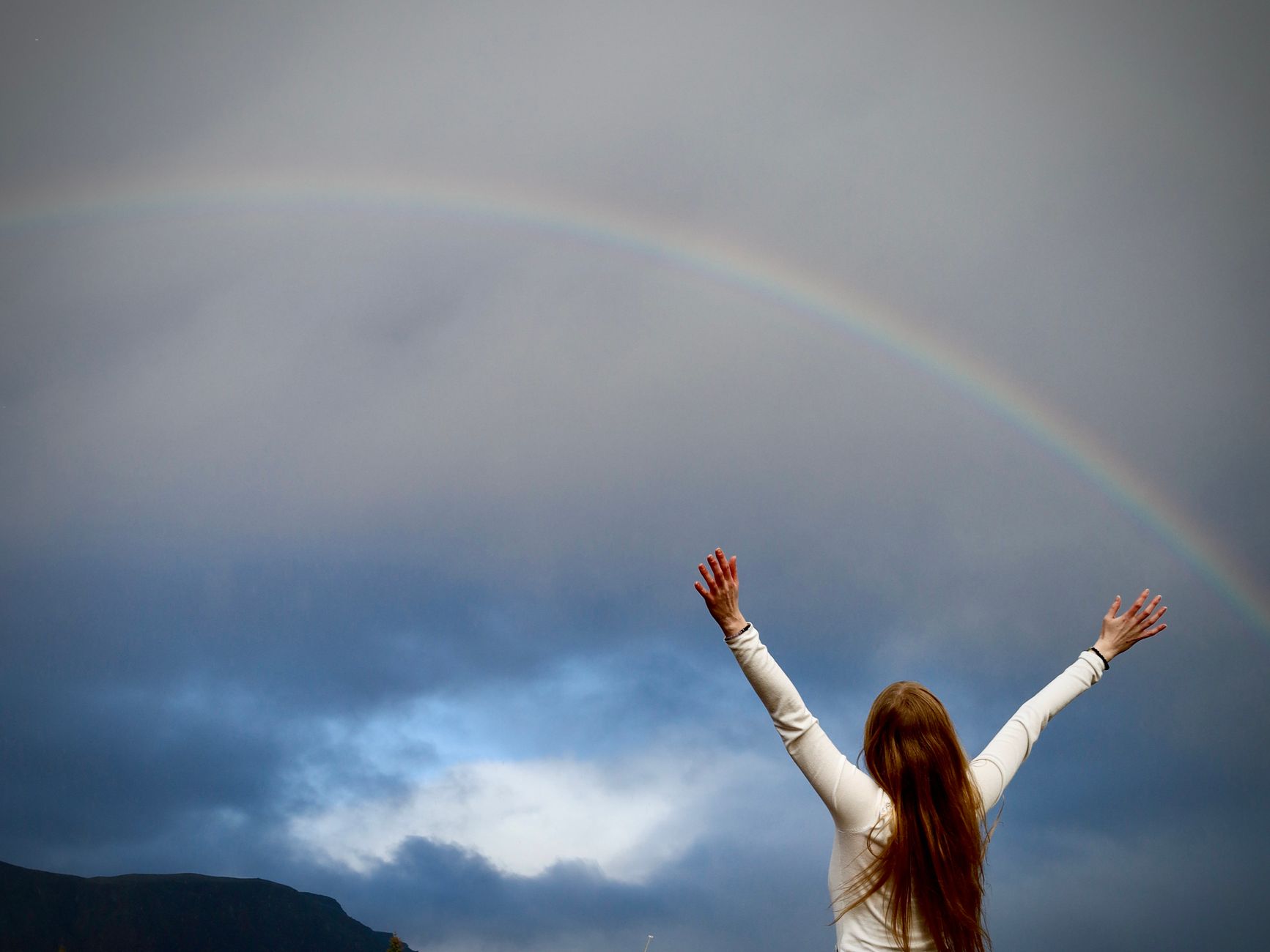 Doppio arcobaleno sopra la campagna