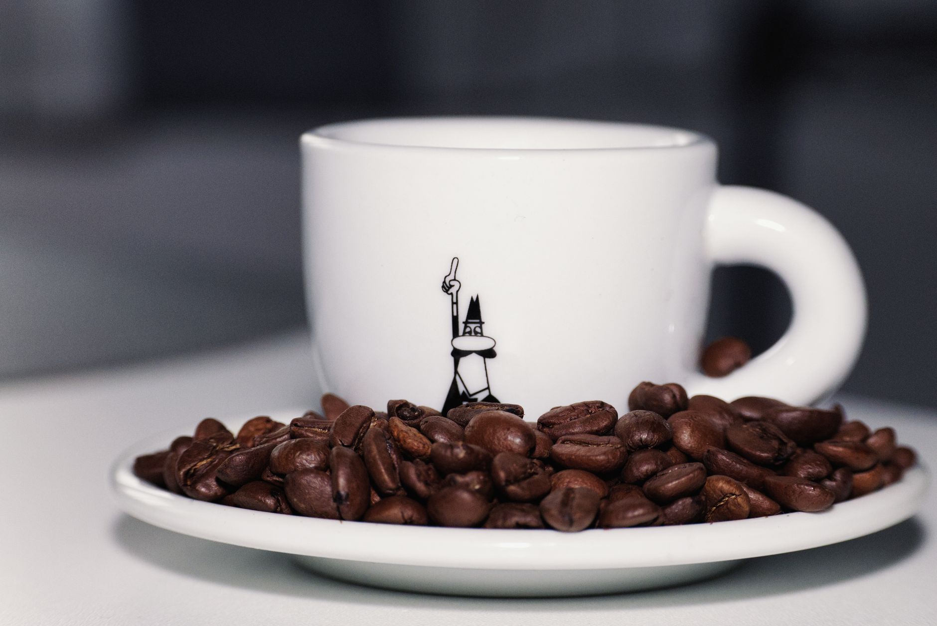 Tazza di caffè fumante vista dall'alto su un tavolo di legno