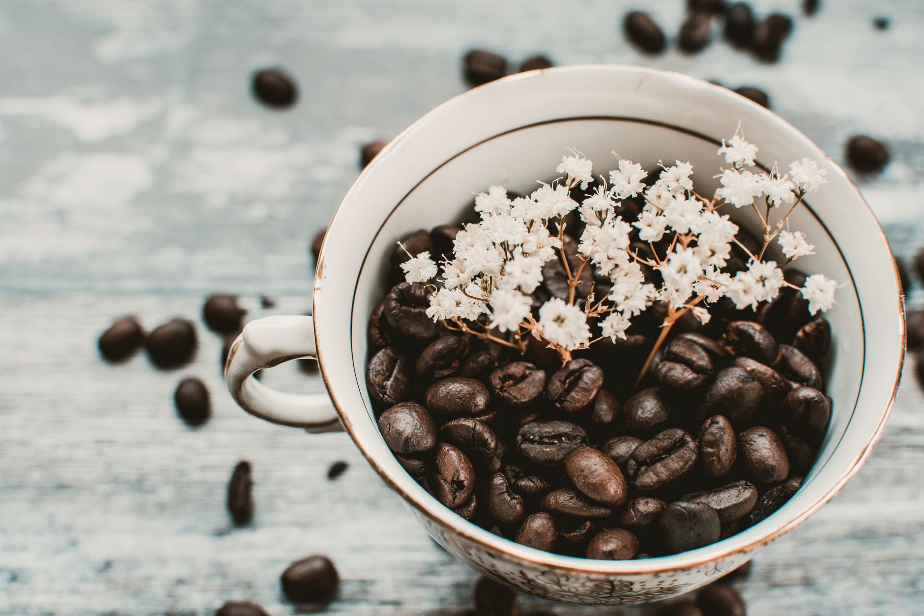 Chicchi di caffè tostati sparsi su una superficie scura