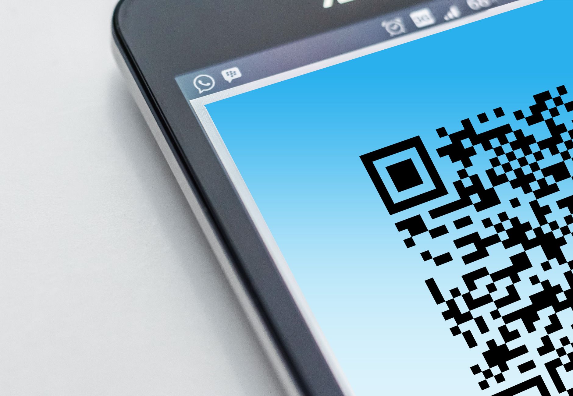 Persona che inquadra un codice QR con lo smartphone