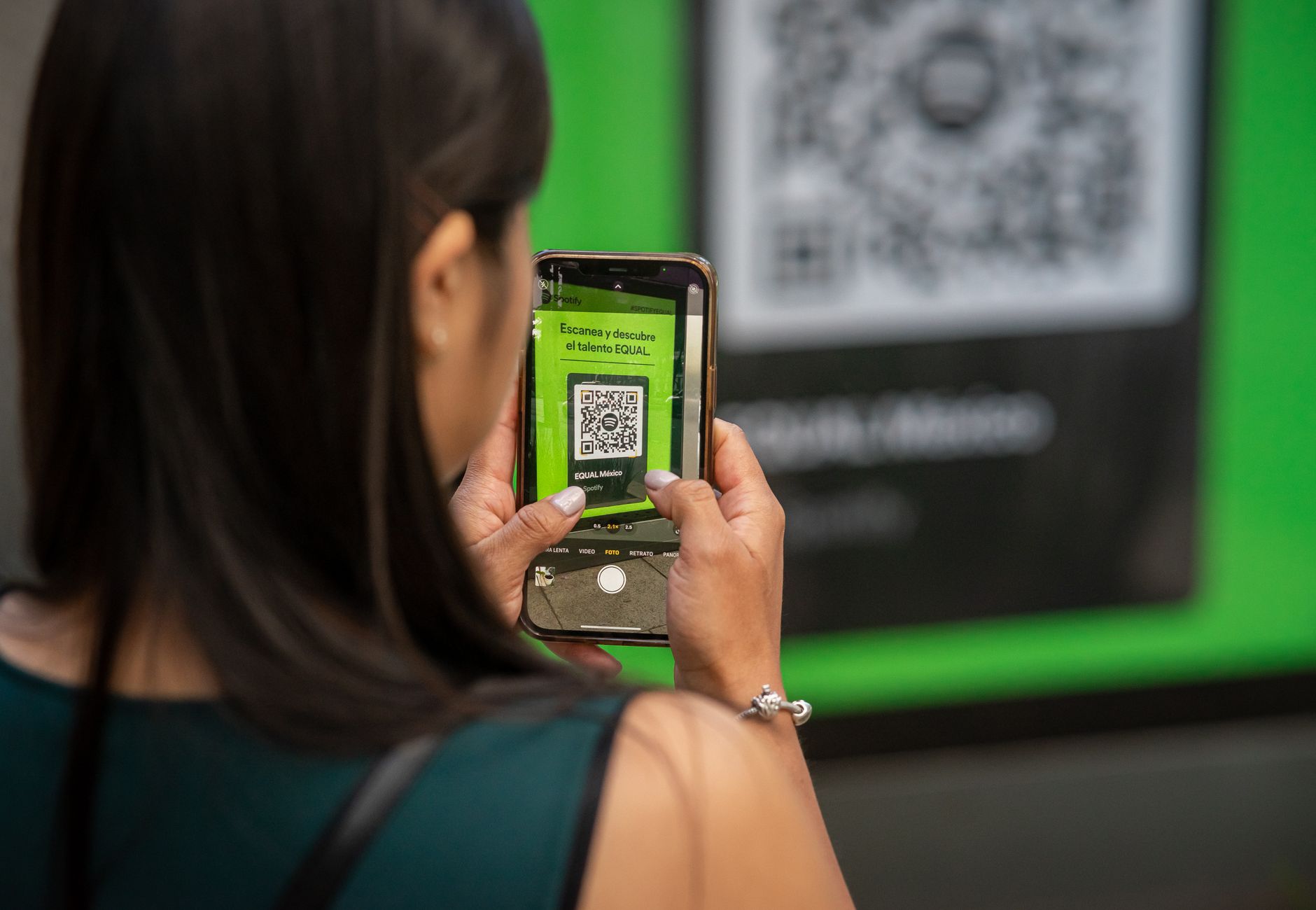 Scansione di un codice QR per un pagamento con il telefono