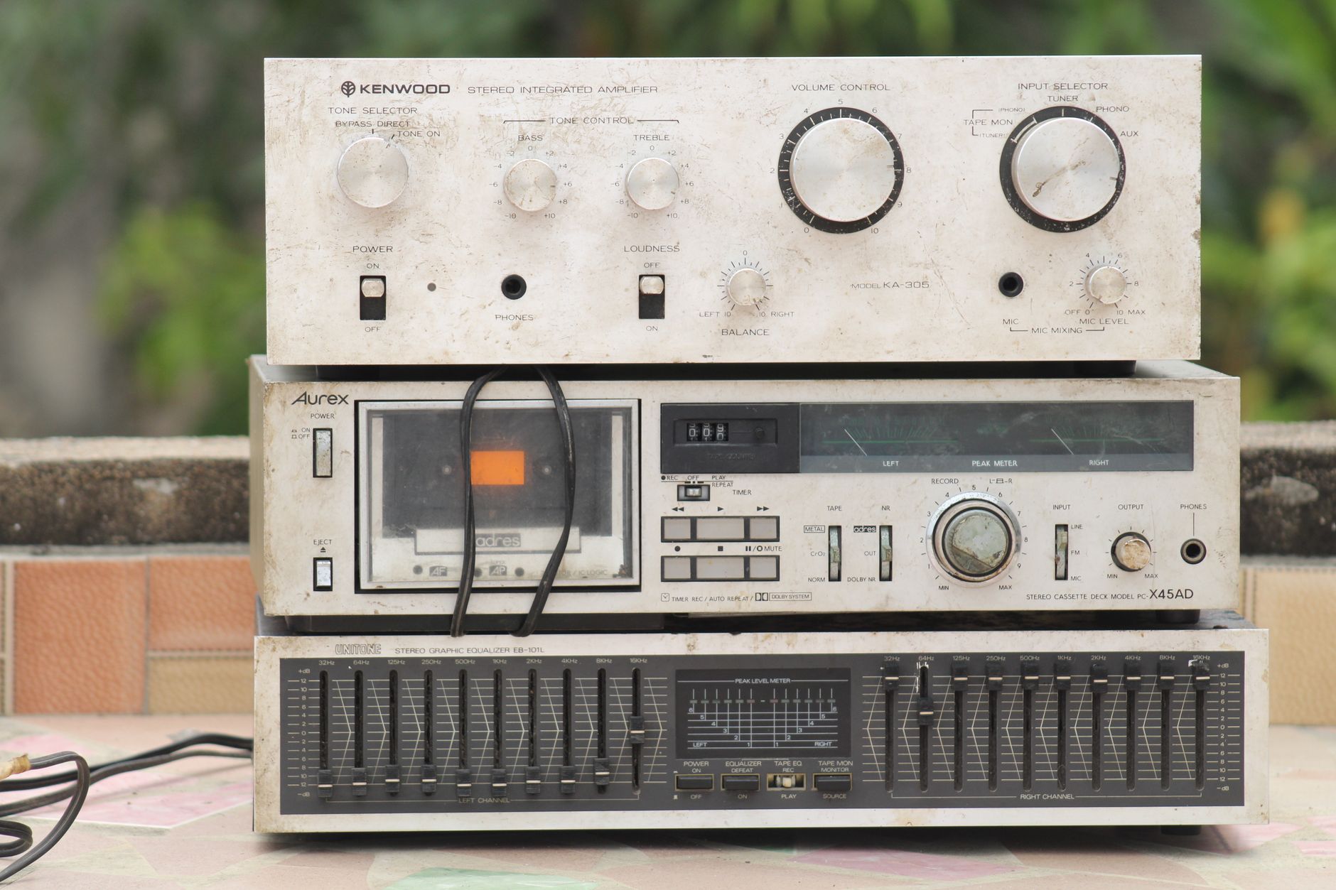 Cuffie audio appoggiate accanto a un dispositivo per la musica digitale