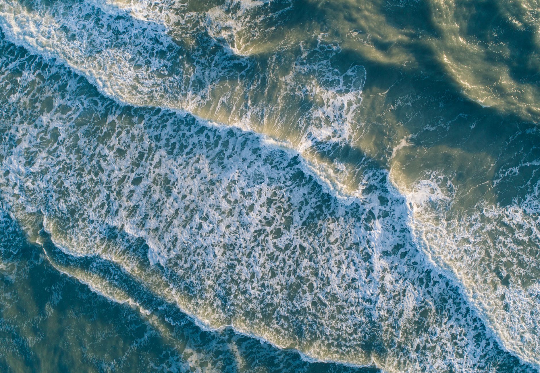 Distesa di mare con onde lunghe all'orizzonte