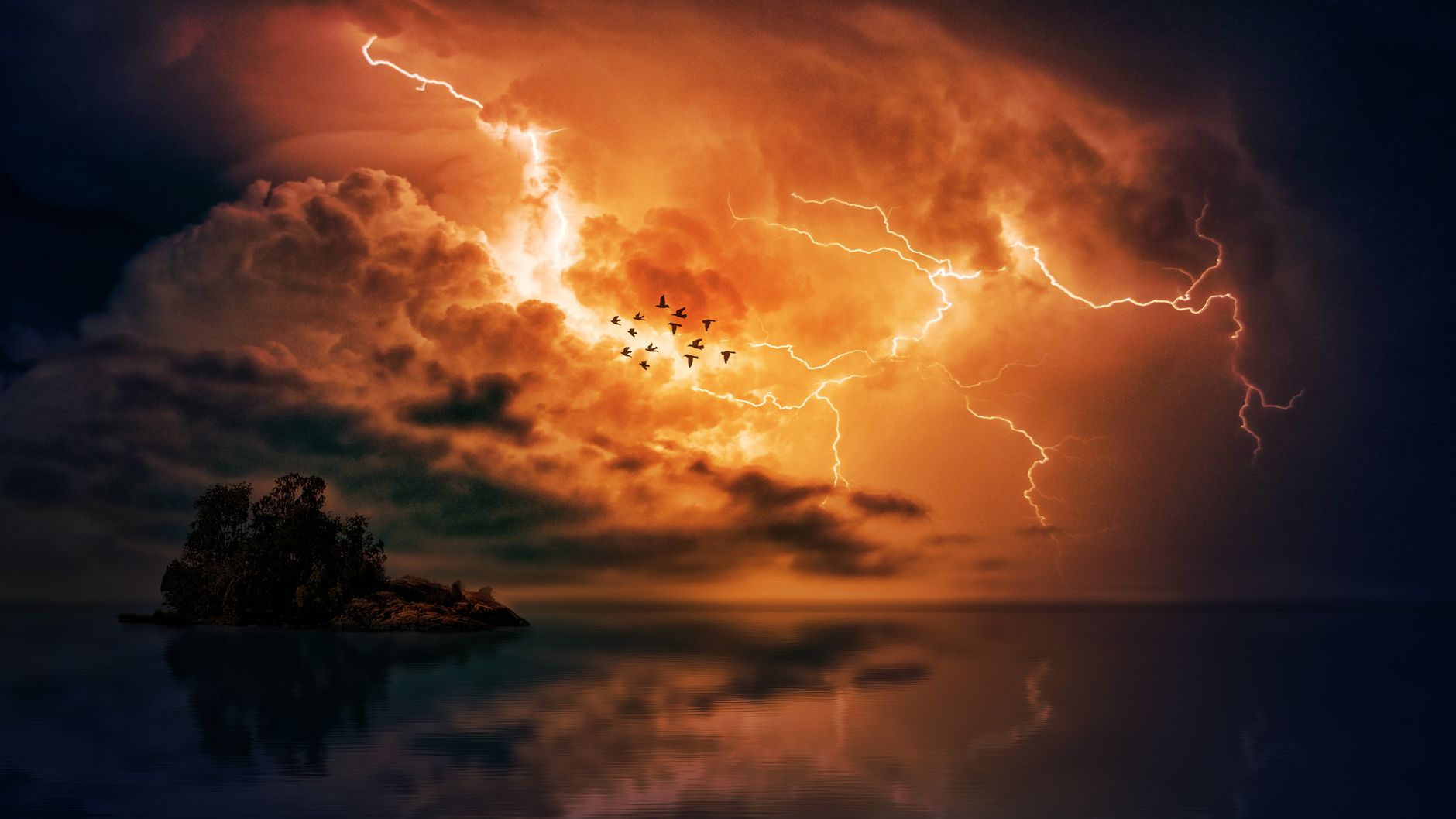 Fulmine che colpisce il suolo durante un temporale notturno