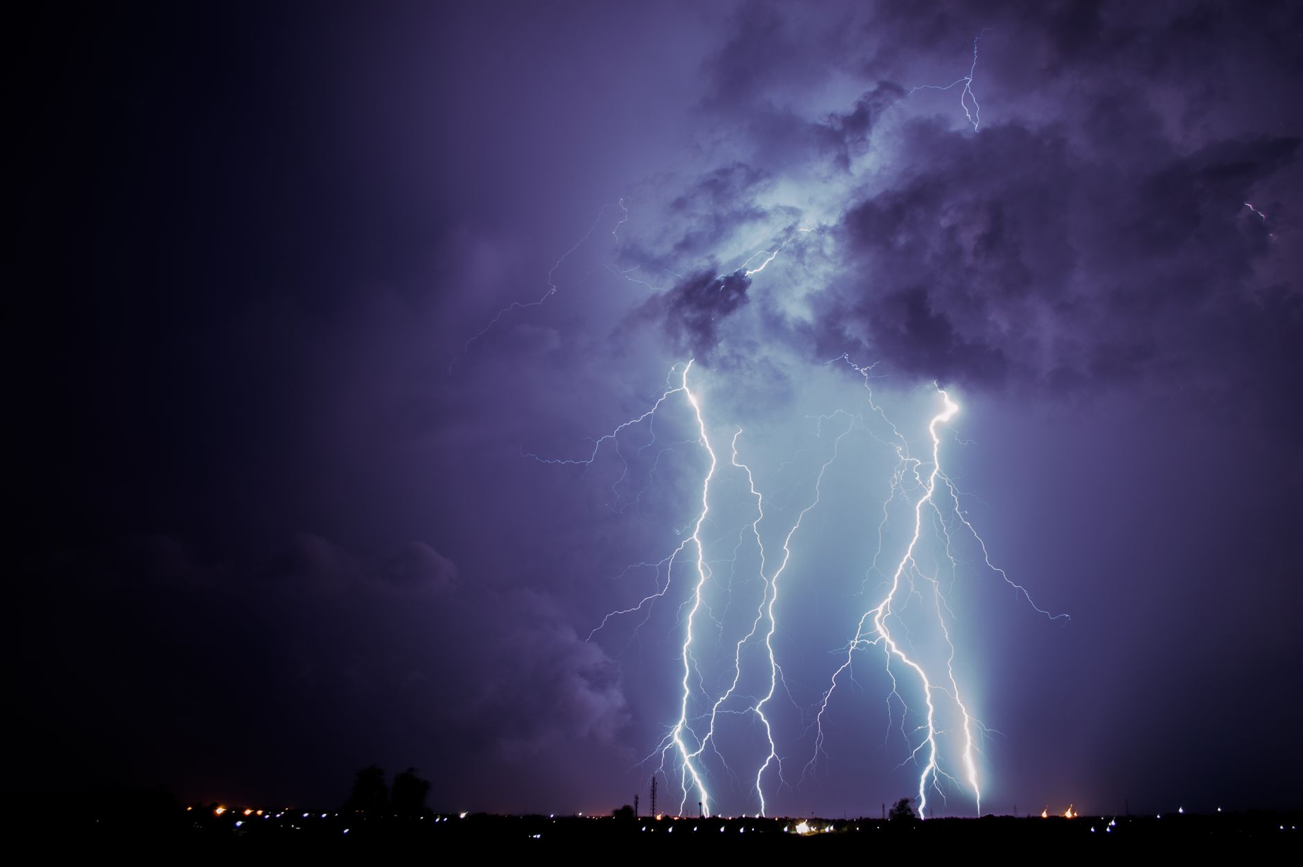 Nube temporalesca con scariche elettriche nel cielo
