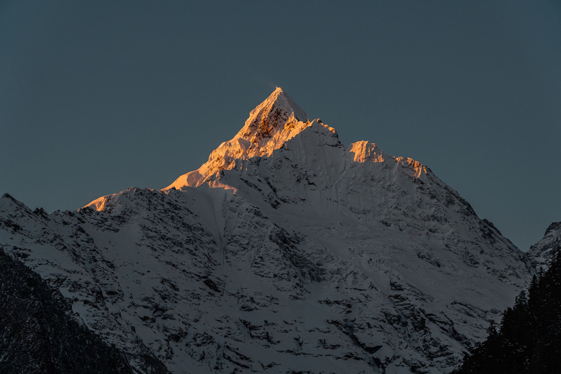 Catena montuosa innevata all'alba