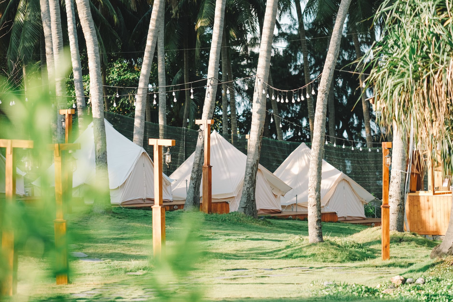 Interno accogliente di una tenda glamping con letto e arredi