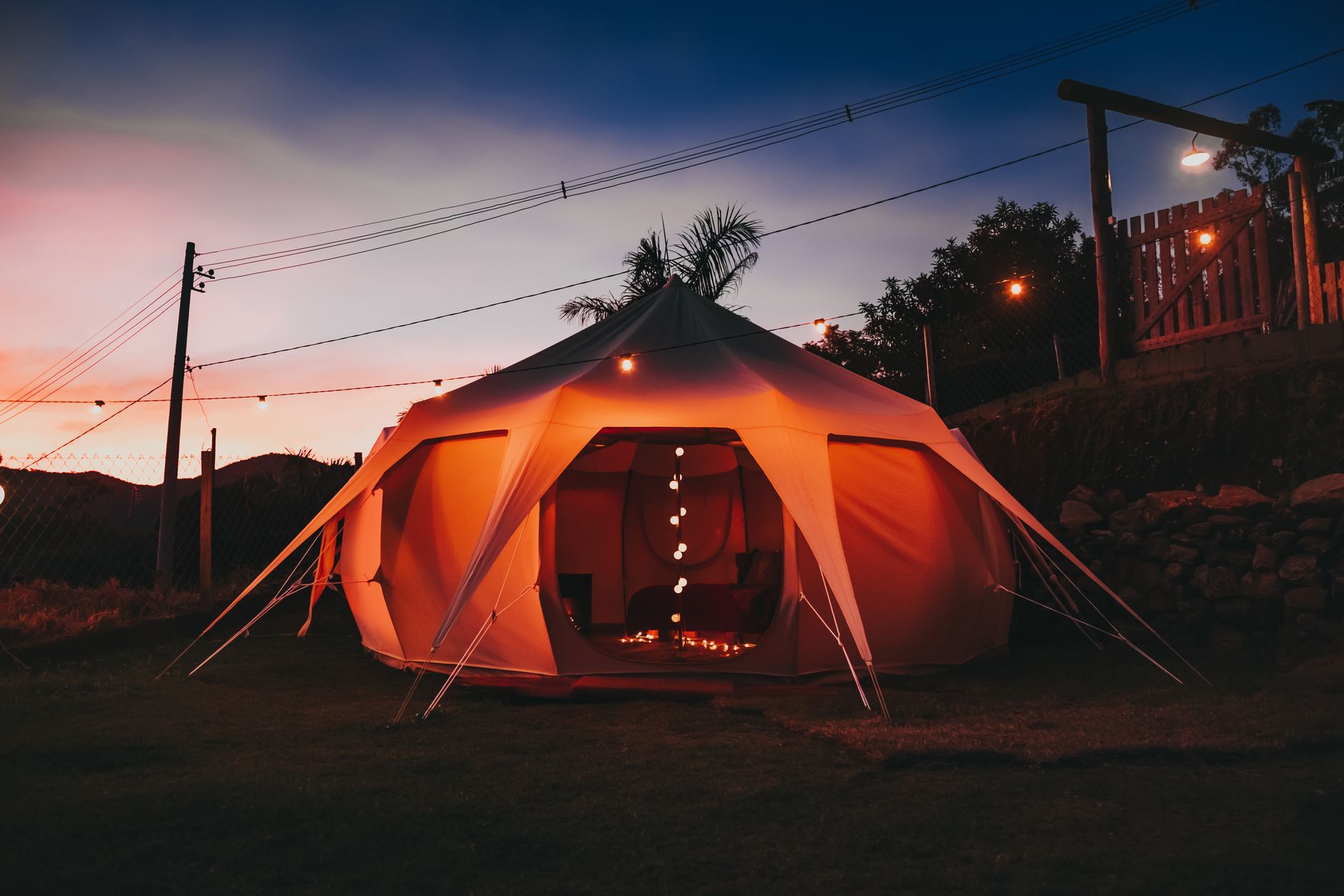 Struttura glamping immersa in un paesaggio naturale italiano