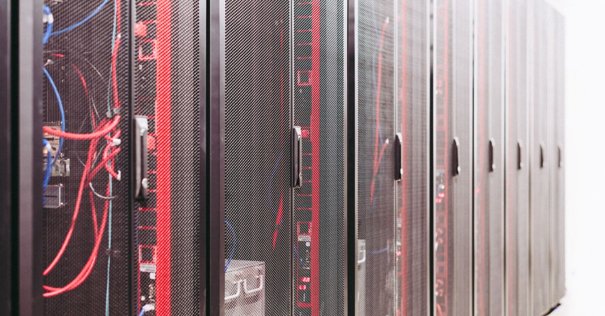 Corridoio di un data center con file di server