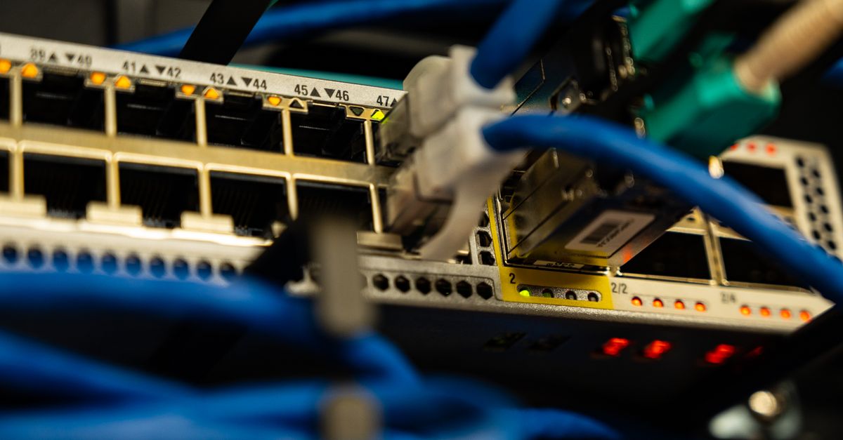 Armadi rack pieni di server in un centro dati