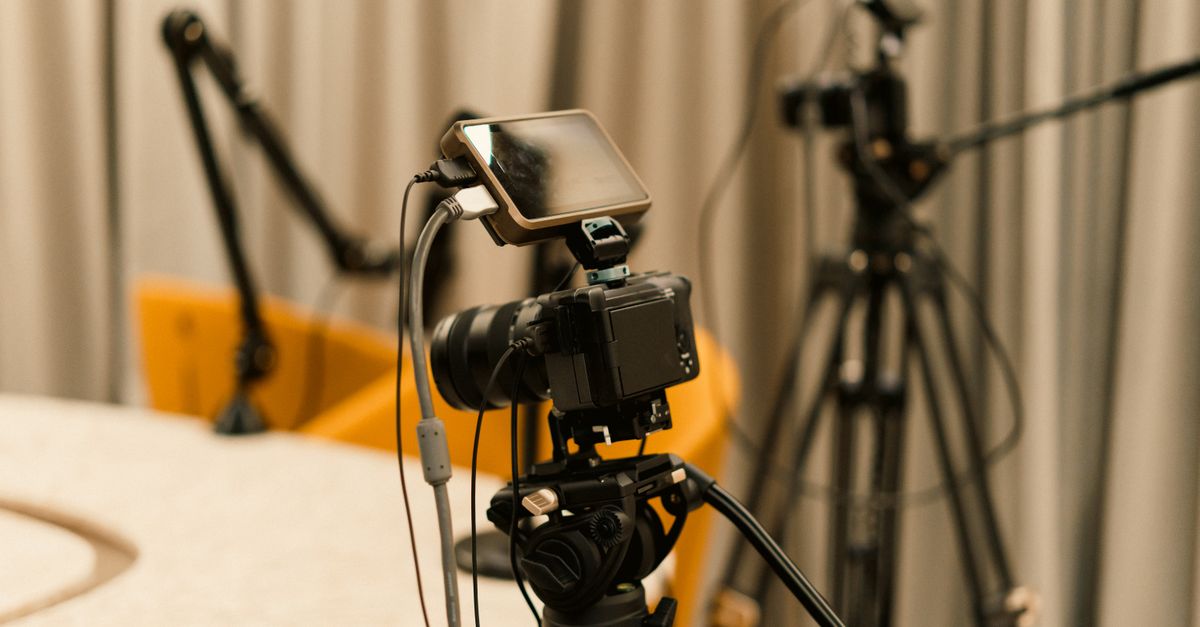 Postazione per lo streaming in diretta con microfono e computer