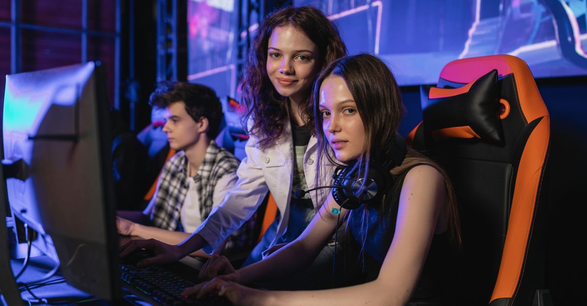 Persona con cuffie davanti allo schermo di un computer