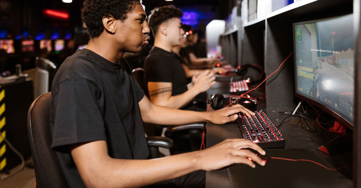 Postazione da gioco illuminata con luci colorate