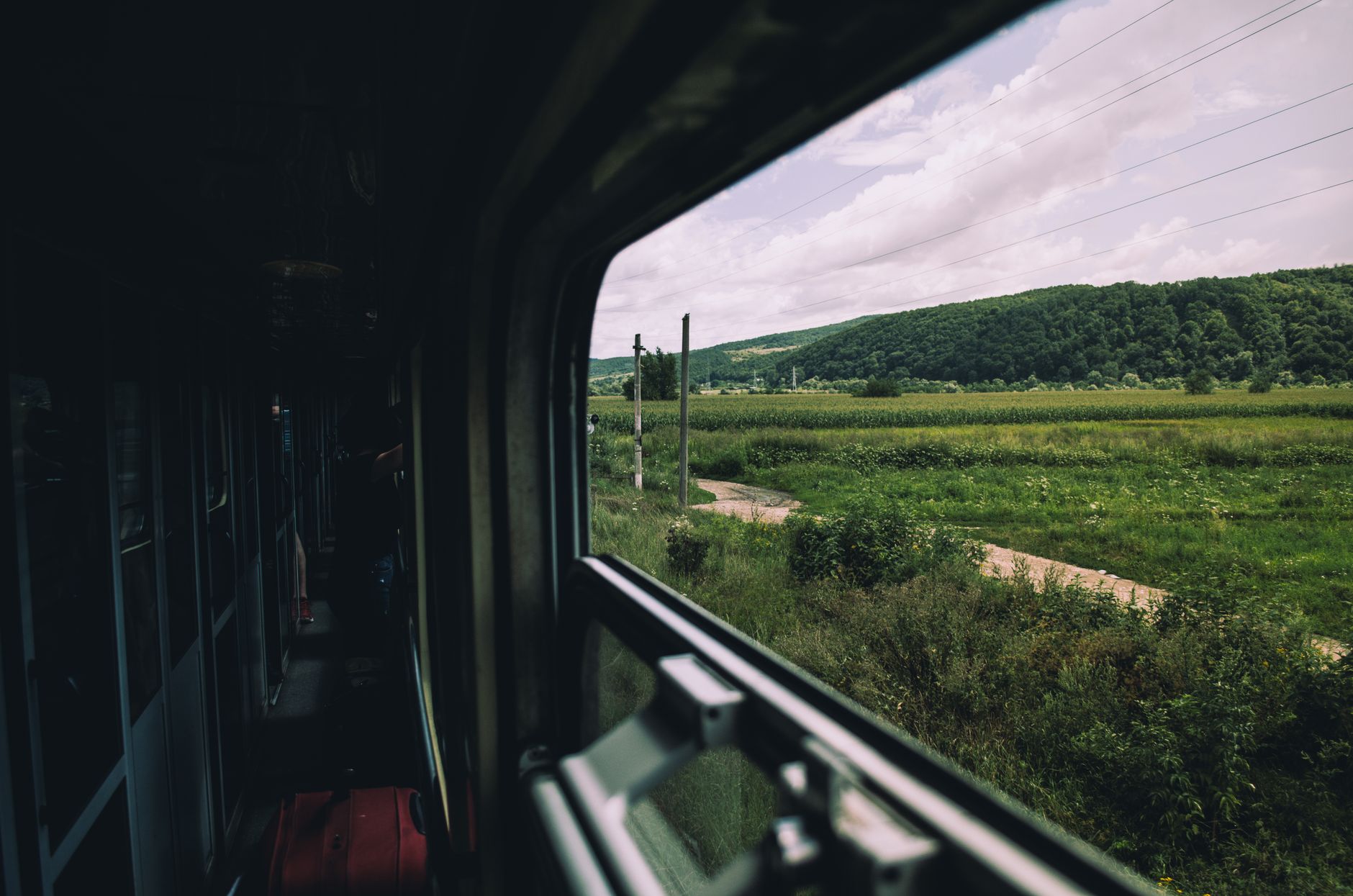 Viaggiatore che cammina lentamente in un borgo italiano
